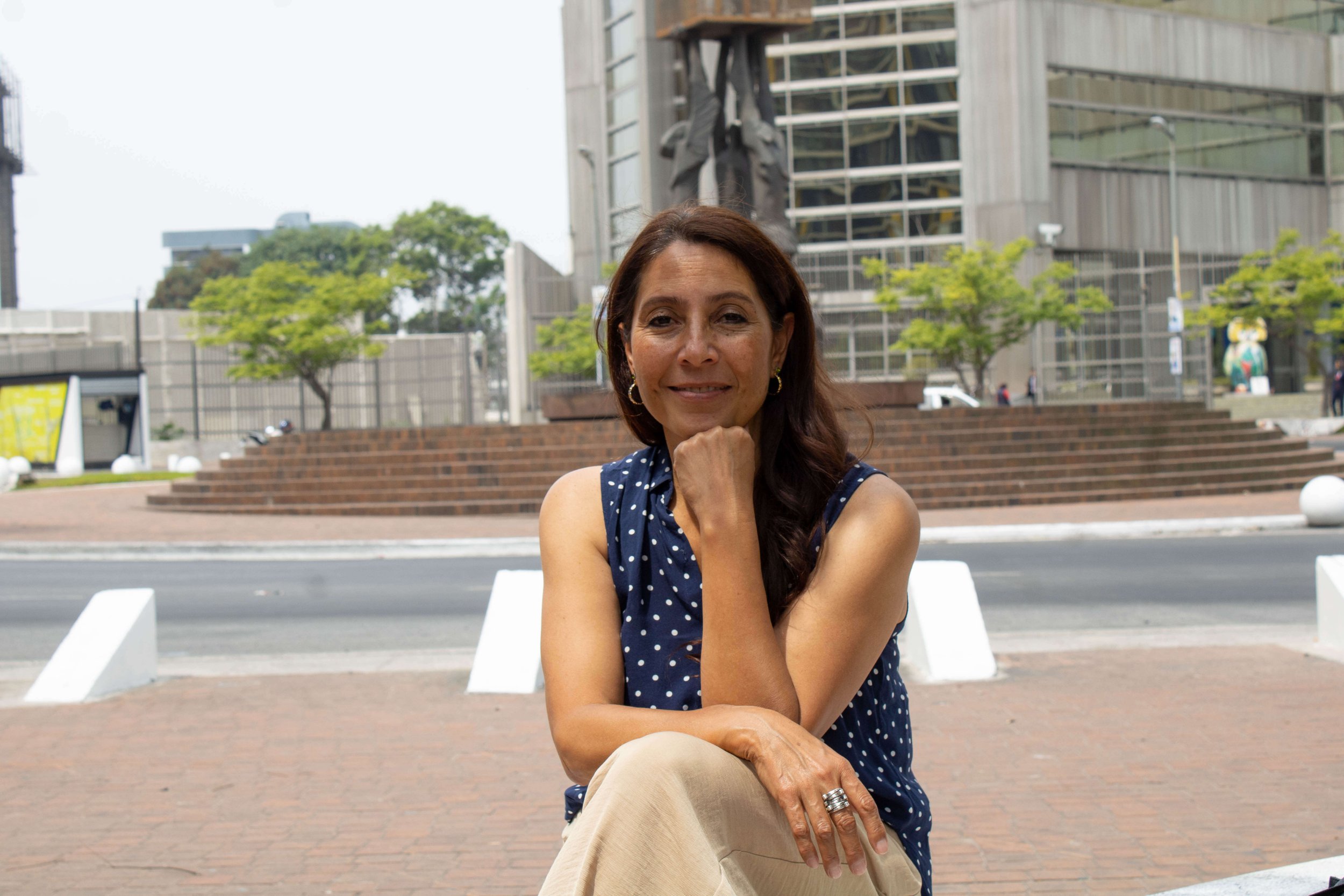  Ninotchka en la zona 4, lugar donde se ubica uno de los proyectos en los que trabajó. / Fotografía: Karen Lara 