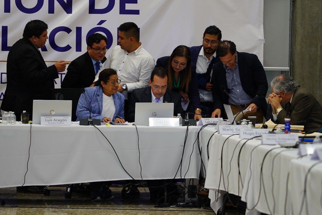  Los comisionados debieron reunirse y tras una hora de negociación llegaron a un acuerdo. Foto de Prensa Comunitaria 