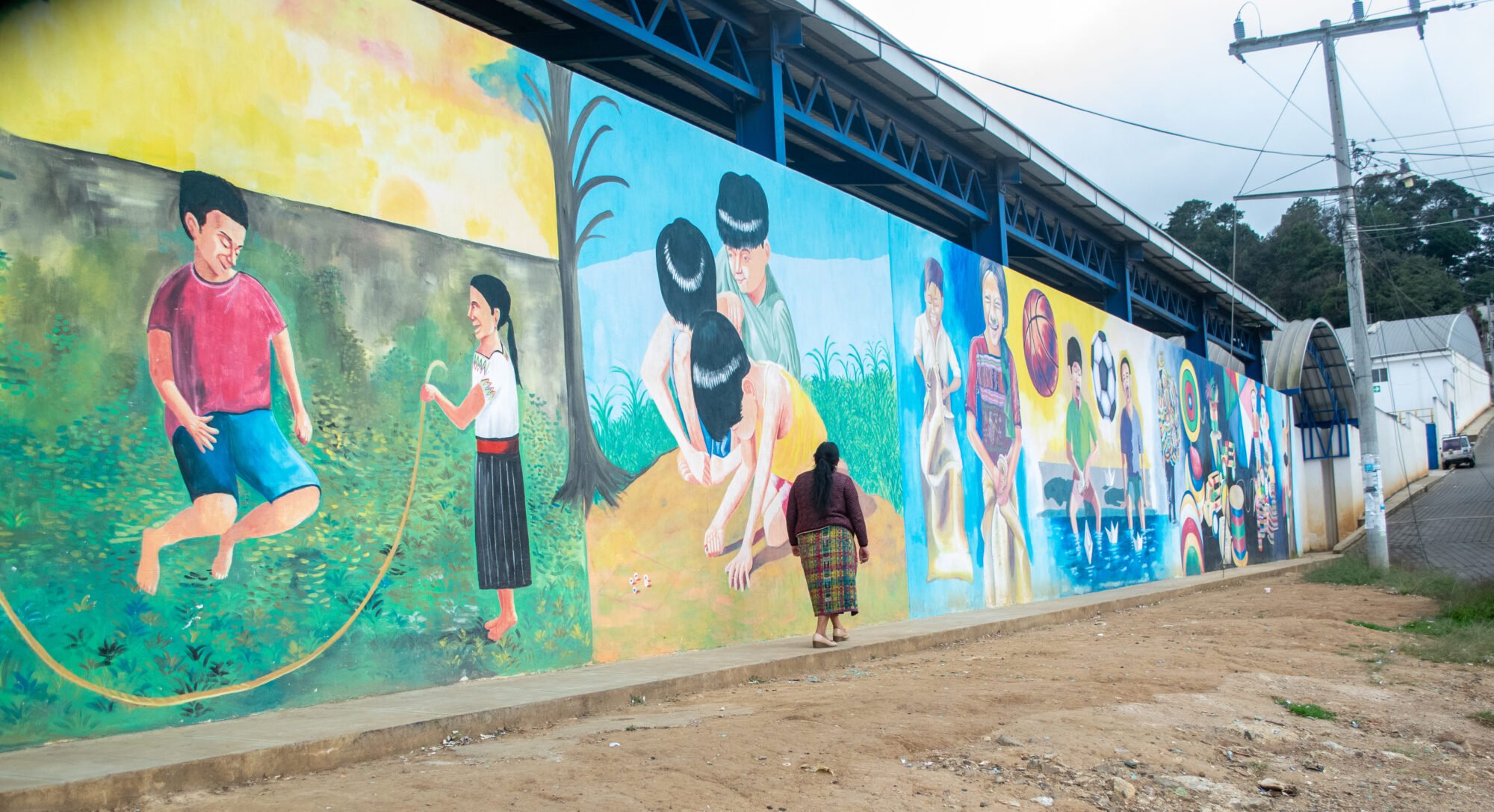  Ester Miza recorre un espacio lleno de murales en San Juan Comalapa, Chimaltenango. 