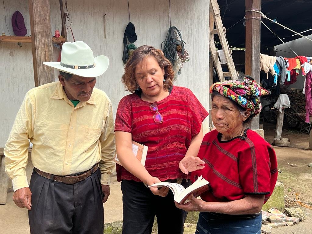  La periodista Marcela Turati entrega el libro a familiares de migrantes víctimas de las fosas de San Fernando. Foto de Shirlie Rodríguez 