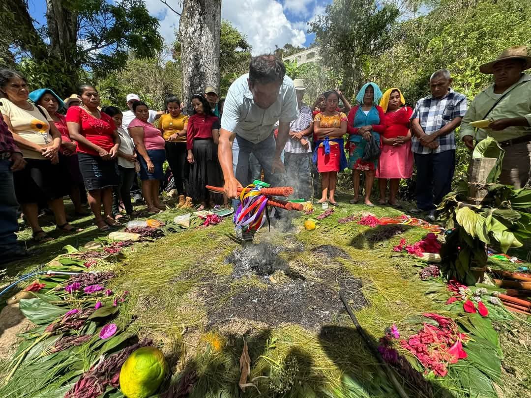  Ceremonia maya en agradecimiento al Creador y Formador, en la asamblea de autoridades ancestrales. Foto del Consejo Indígena Ch’orti’ de Olopa 
