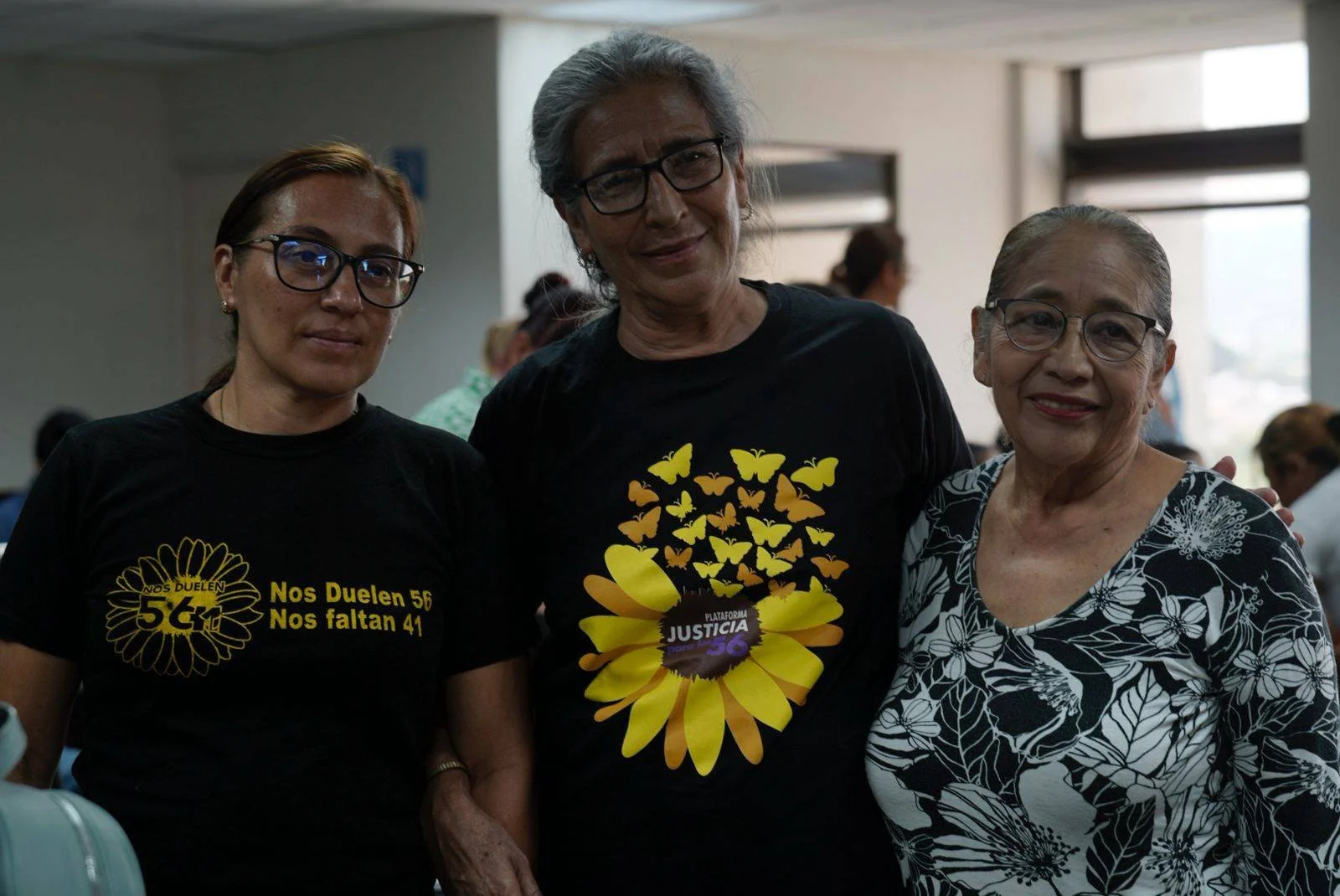 Activistas de derechos humanos acompañaron a las familias de las víctimas y a las sobrevivientes.  Foto: Nathalie Quan 