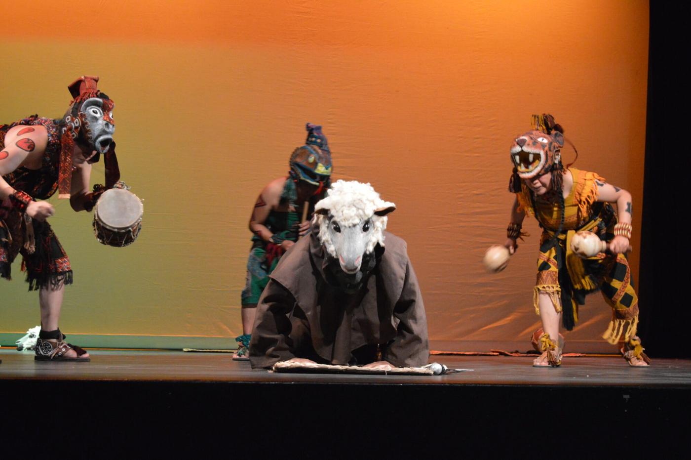  Mujeres Ajchowen en el teatro de la Universidad de New York, Estados Unidos. Foto de Chelsea Hecket 