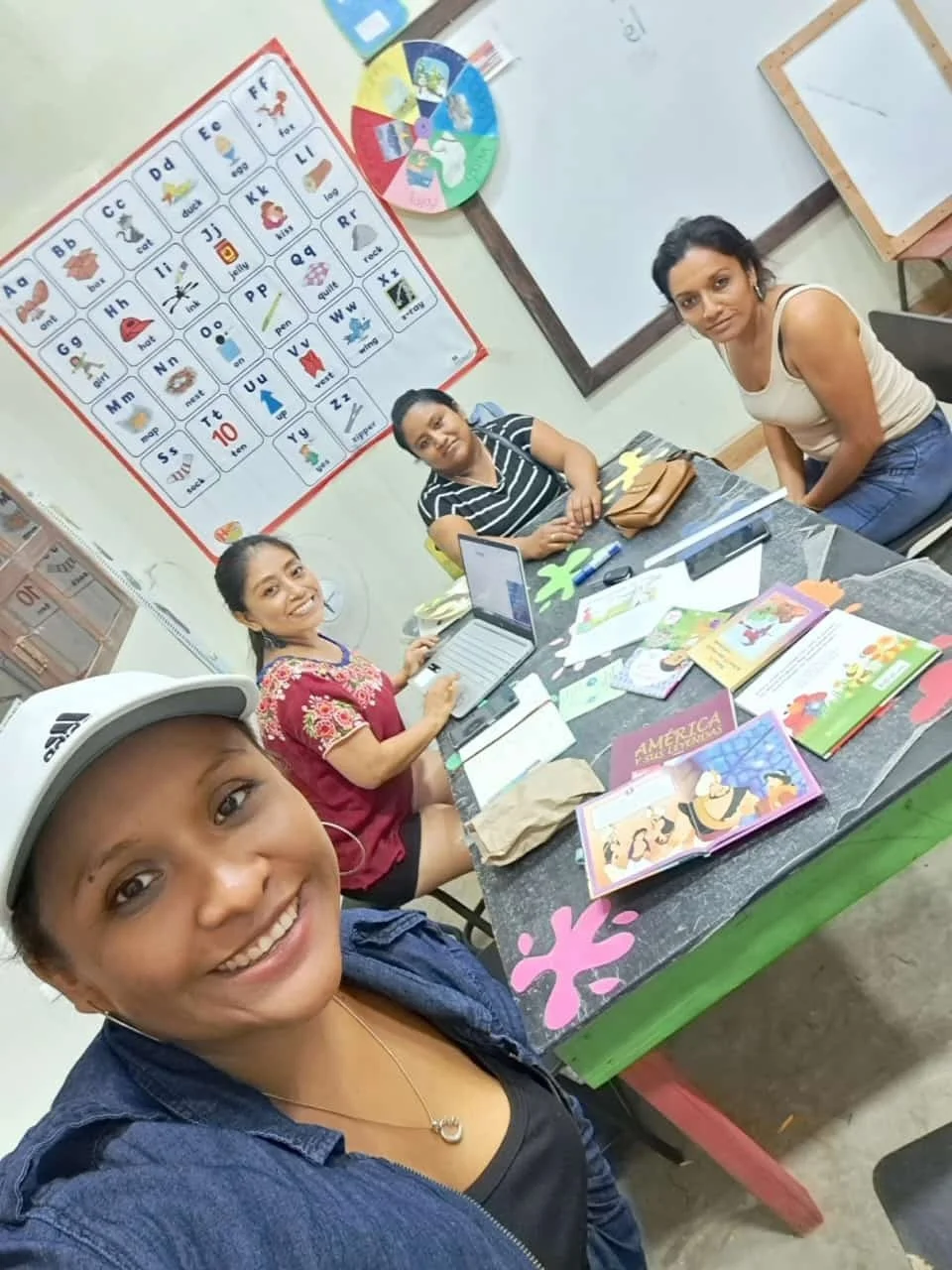  Mujeres Maya Mopán elaboran material académico. Foto de la organización Chäk’an 