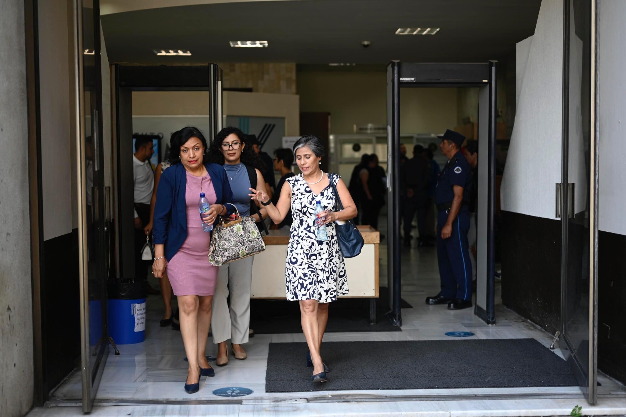  La abogada Claudia González sale de Tribunales junto a su abogada Cristina Alonso. Foto de Prensa Comunitaria 