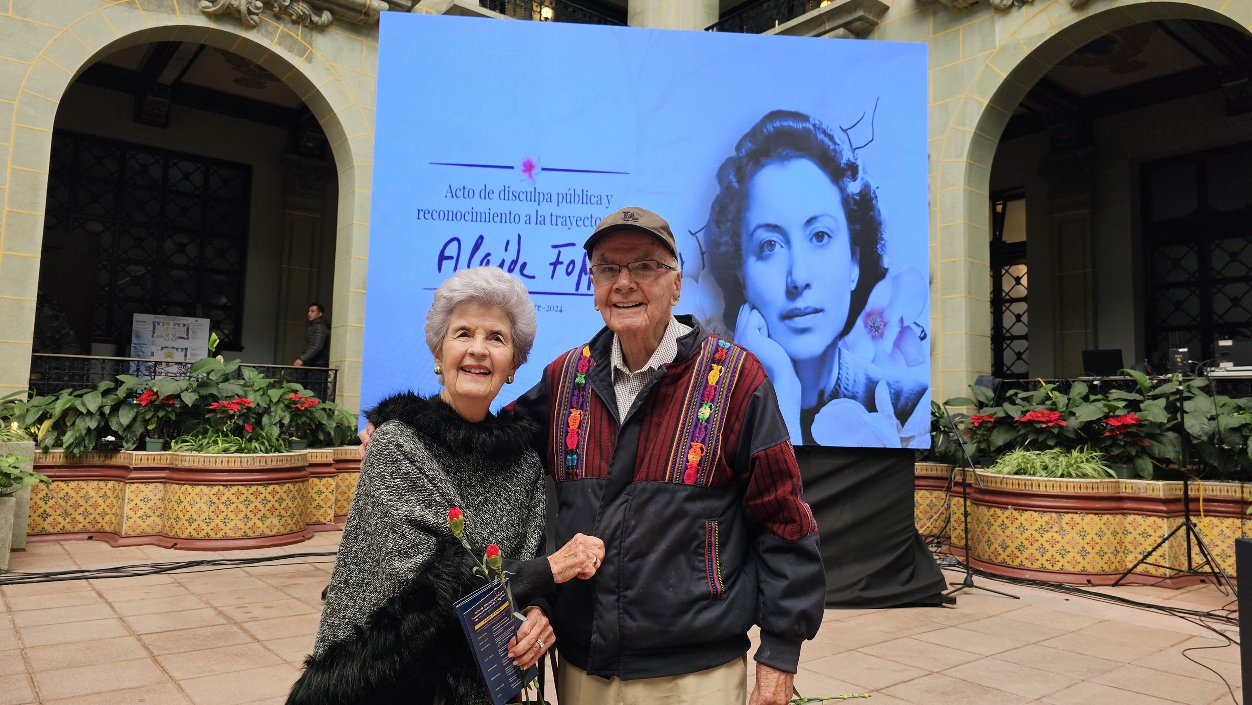  El padre Ricardo Falla junto a una de sus hermanas. Falla es primo de Foppa. Foto de Regina Pérez 