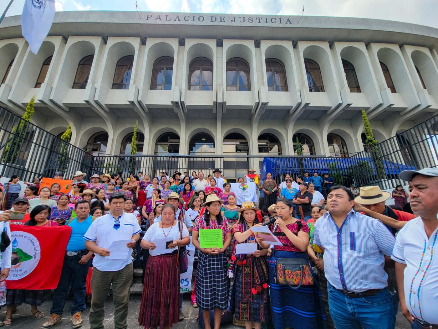 Leen comunicado frente al Palacio de Justicia. Foto de Glenda Álvarez 
