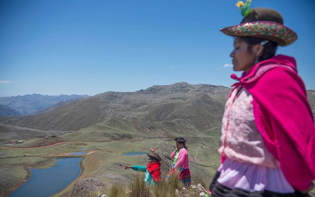  Las hermanas observan algunas de las qochas ‘sembradas’ que hoy abastecen de agua a Tuco. Fotografía: Omar Lucas 
