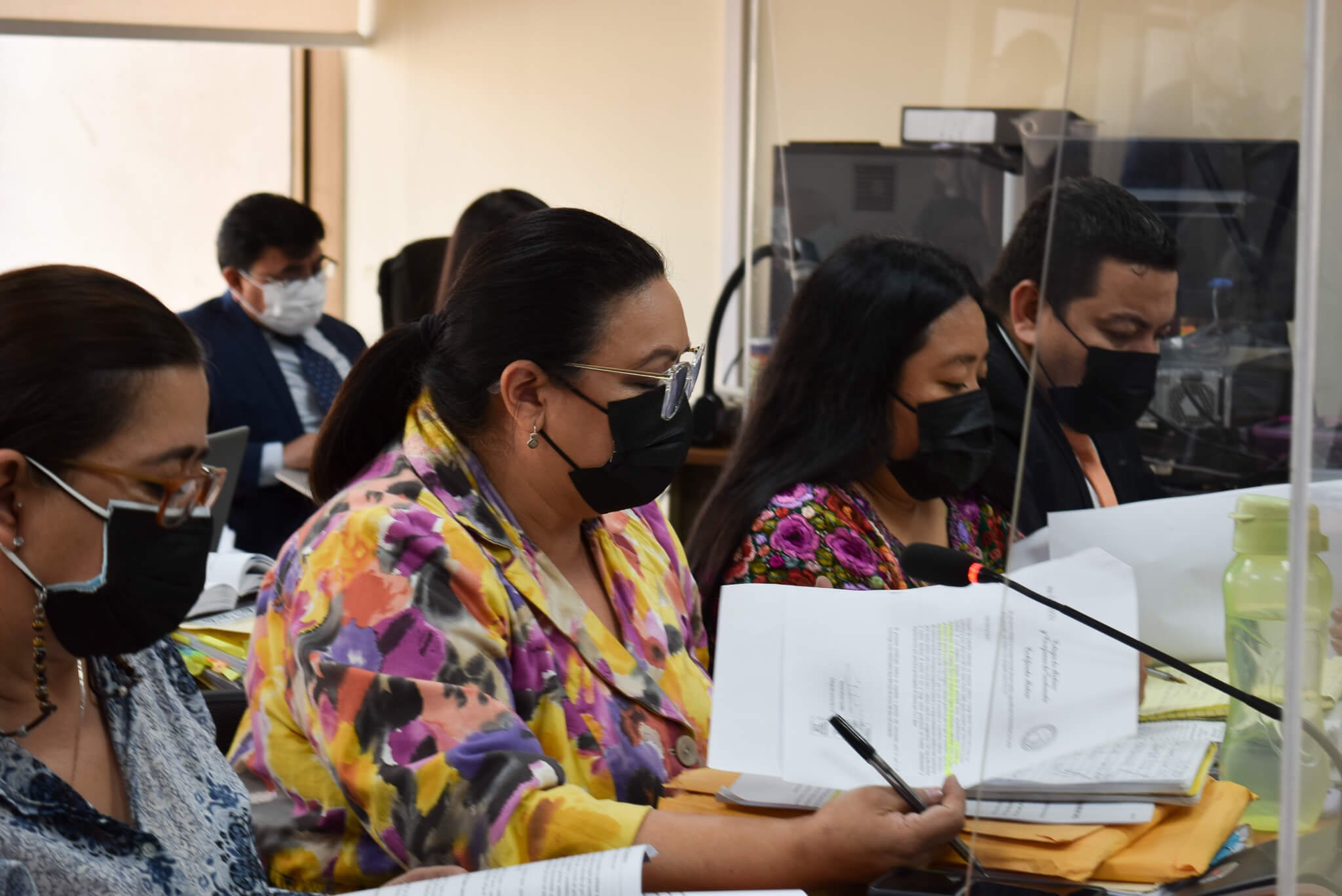  Abogadas de Fundación Sobrevivientes y Mujeres Transformando el mundo explicando la solicitud/ Fotografía: Angie Ross 