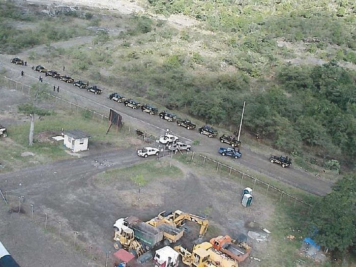  Una foto presentada en el tribunal muestra camiones de la policía guatemalteca haciendo fila frente a un complejo de CGN. Foto: Declaración jurada de Amanda Montgomery 