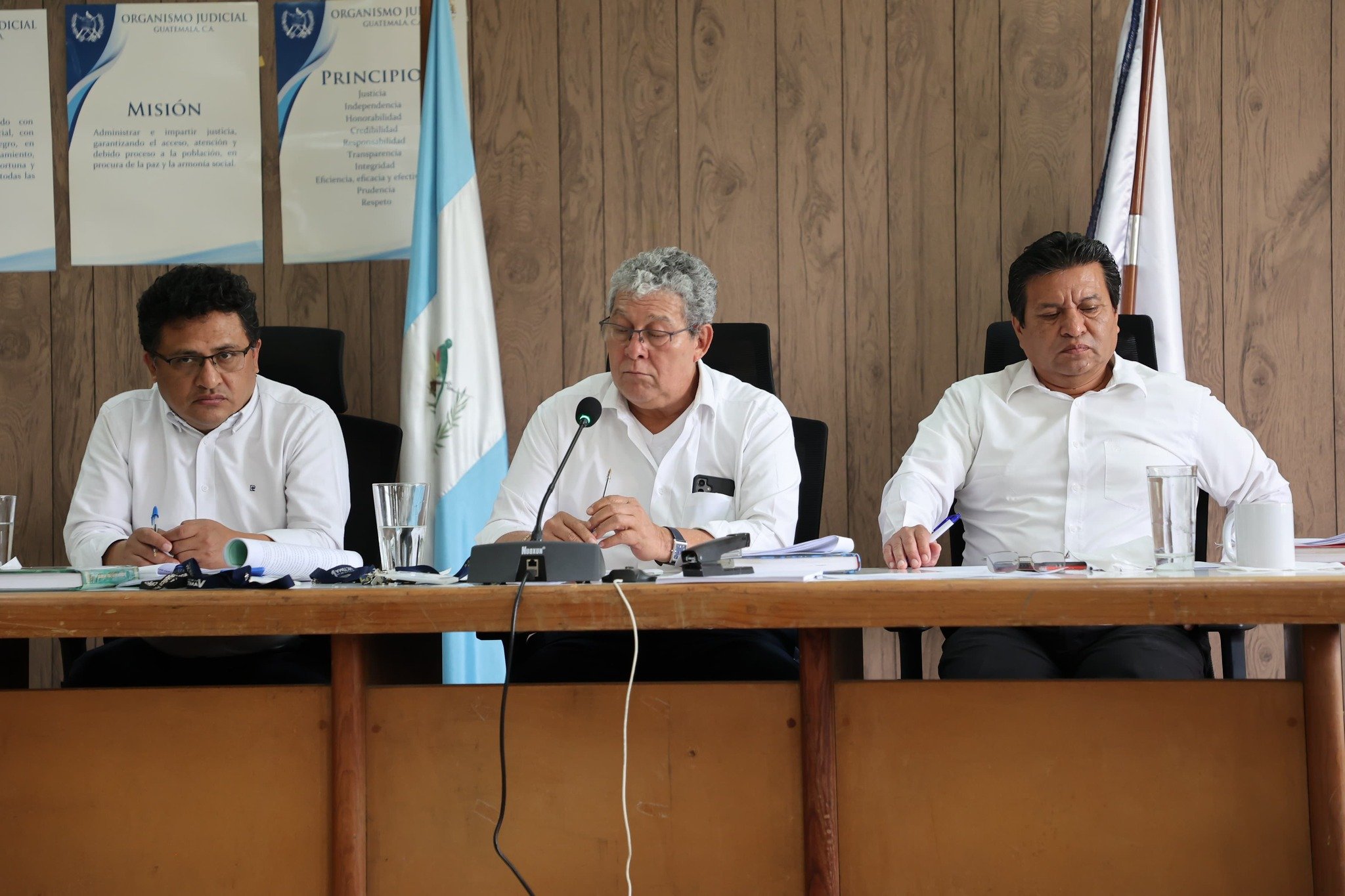  Tribunal integrado por los jueces Marvin Leonel Boza-Reyes, Jesús Felicito Mazariegos, Pablo Eduardo Caal (de izquierda a derecha). Foto: Instituto de la Víctima 