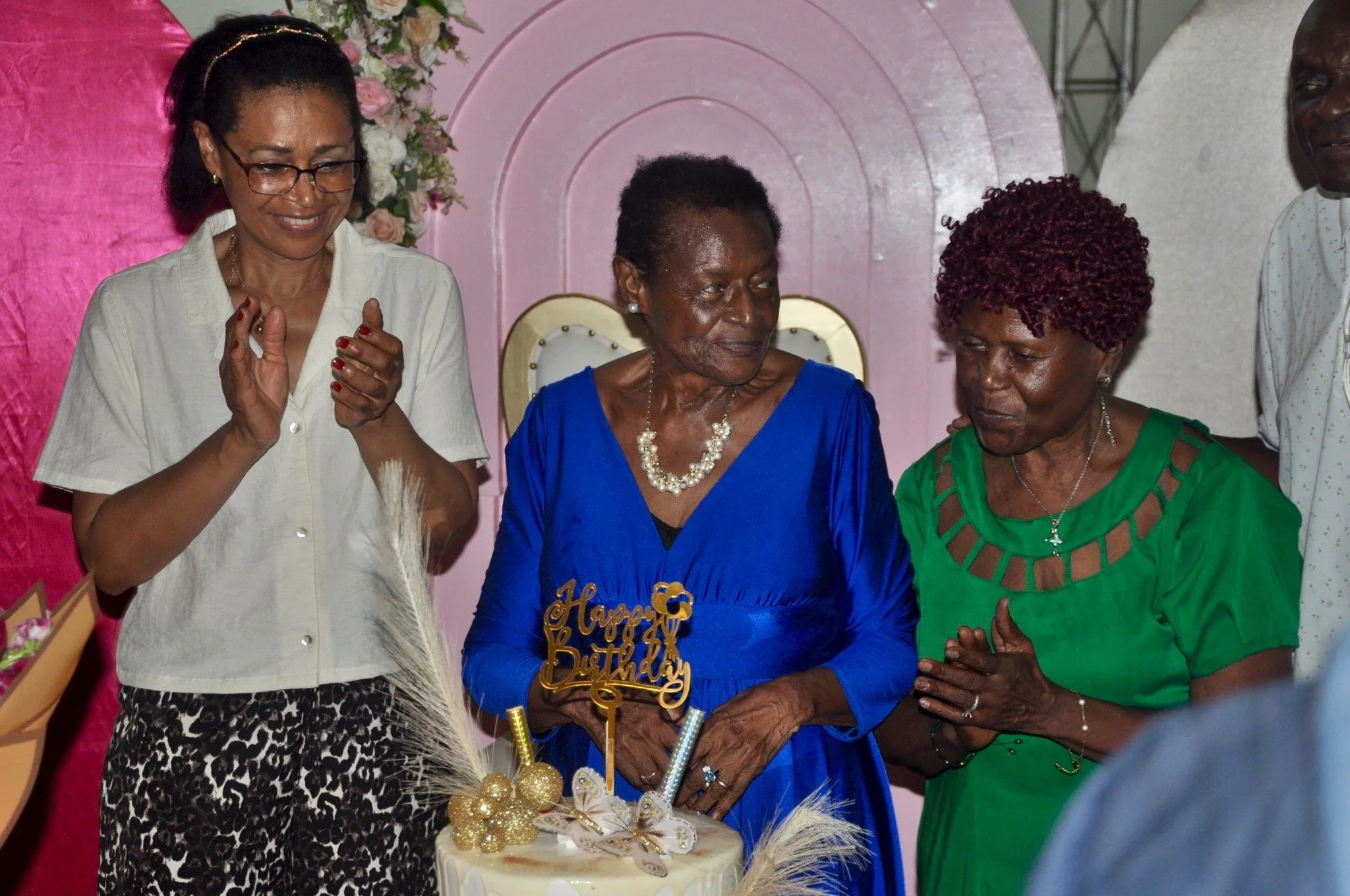  Miss Peggy (al centro) en el reconocimiento que brindó la municipalidad de Morales, Izabal, a su trayectoria como educadora, en el marco del Día Internacional de la Mujer Afrodescendiente. Foto: Municipalidad de Morales, Izabal. 