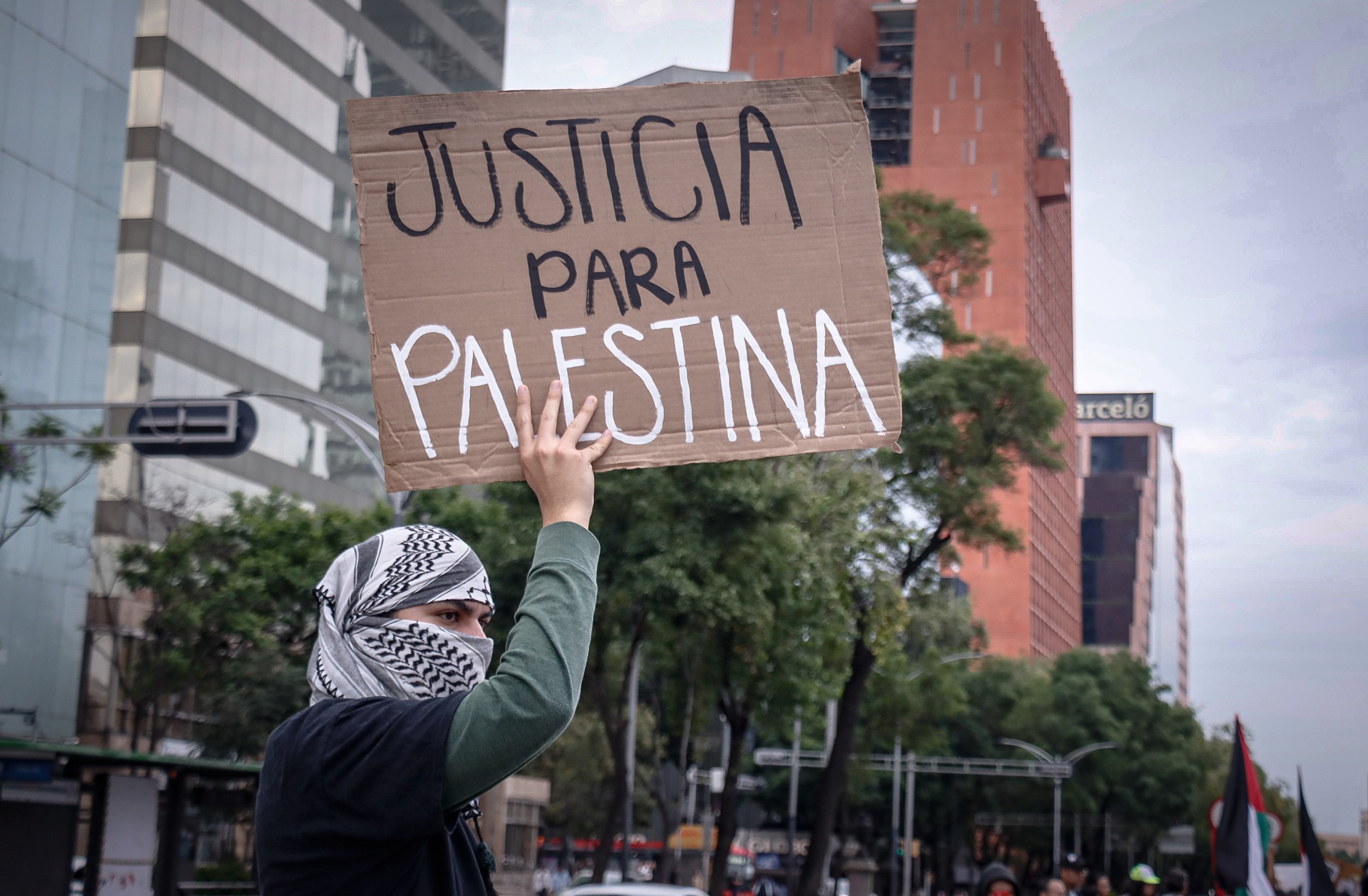  Decenas de personas marcharon por las calles de México para exigir que el régimen de Benjamin Netanyahu detenga el genocidio del pueblo palestino.  Foto: Lizbeth Hernández 