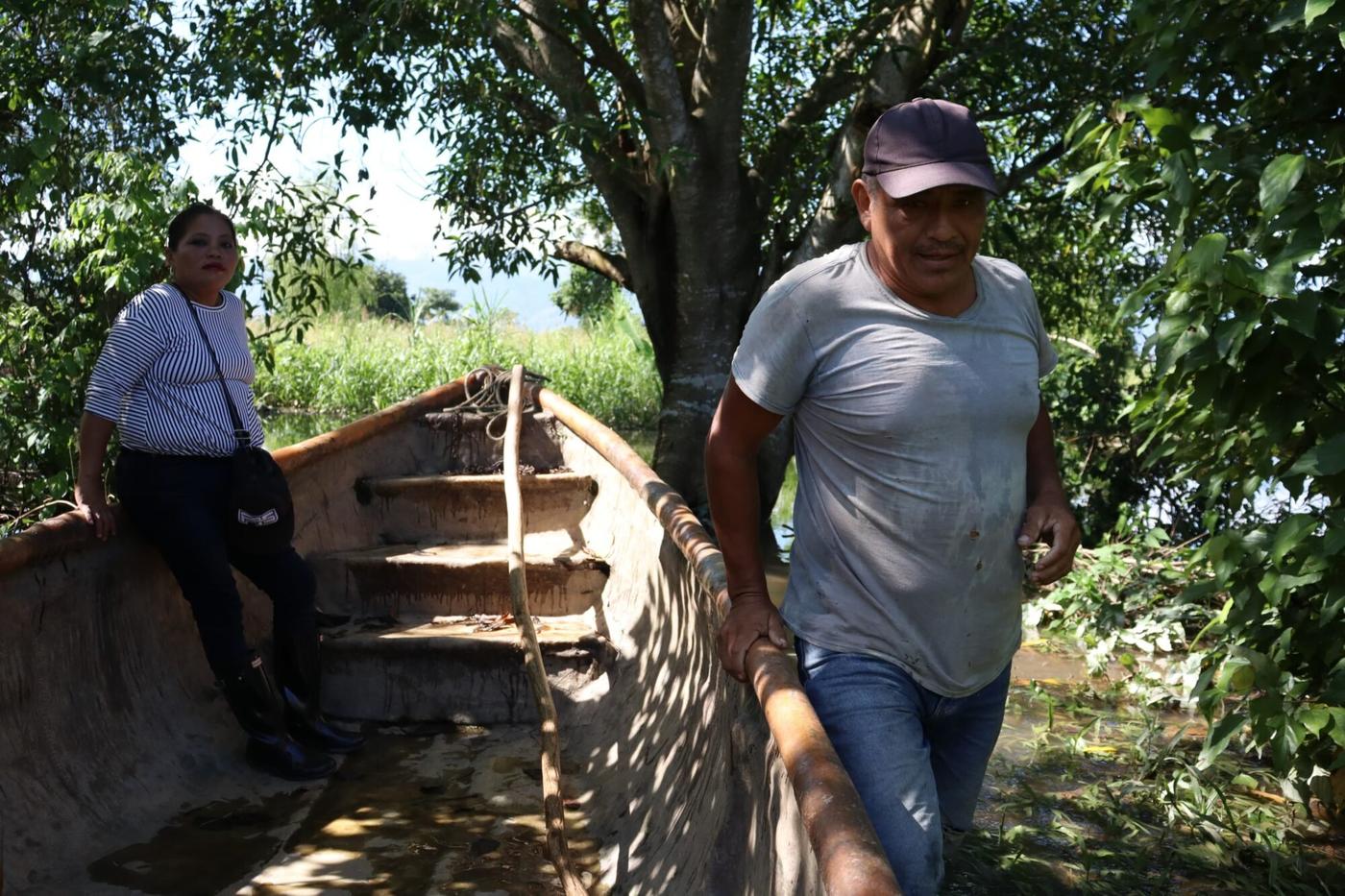  La presidenta del Cocode monitorea los cultivos afectados. 