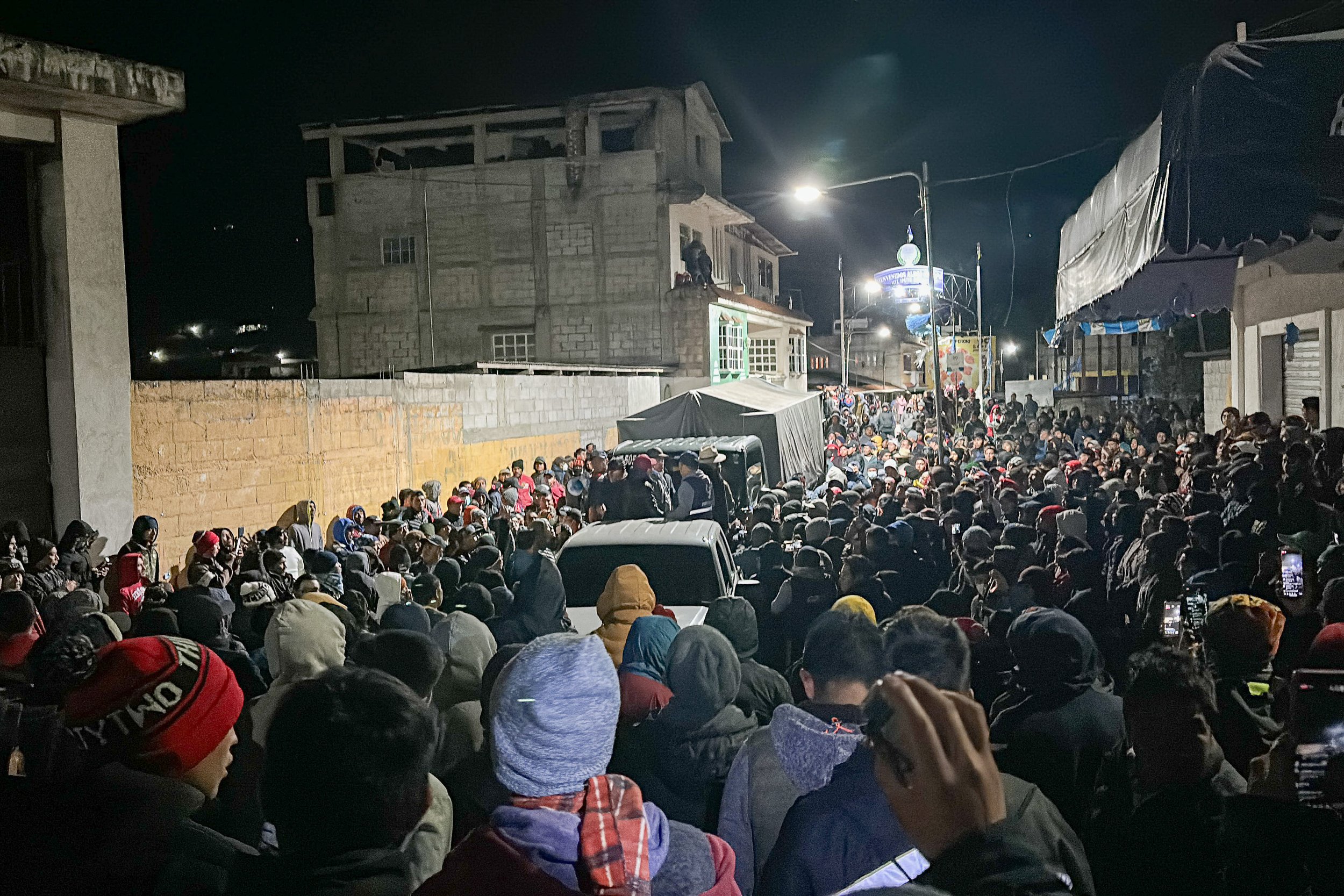  Un camión del Ejército de Guatemala fue rodeado por el pueblo K’iche’ de Totonicapán en un lugar que se llama la Estación Rodríguez. Foto de Leopoldo Batz / Prensa Comunitaria 