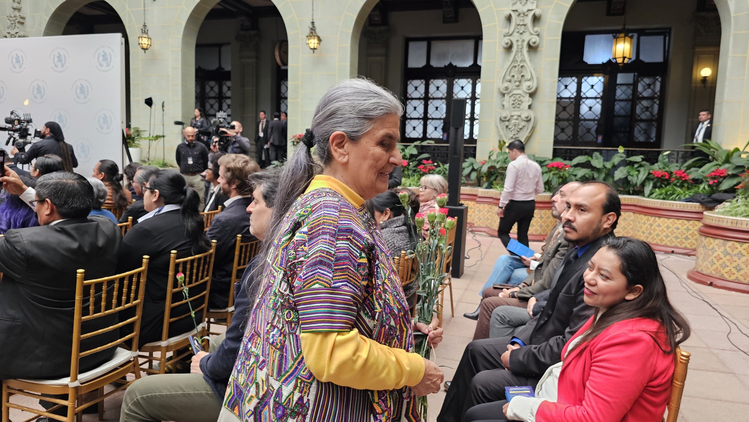 Silvia Solórzano Foppa reparte claveles rojos a los asistentes al acto de disculpas públicas por la desaparición de su madre. Foto de Regina Pérez 