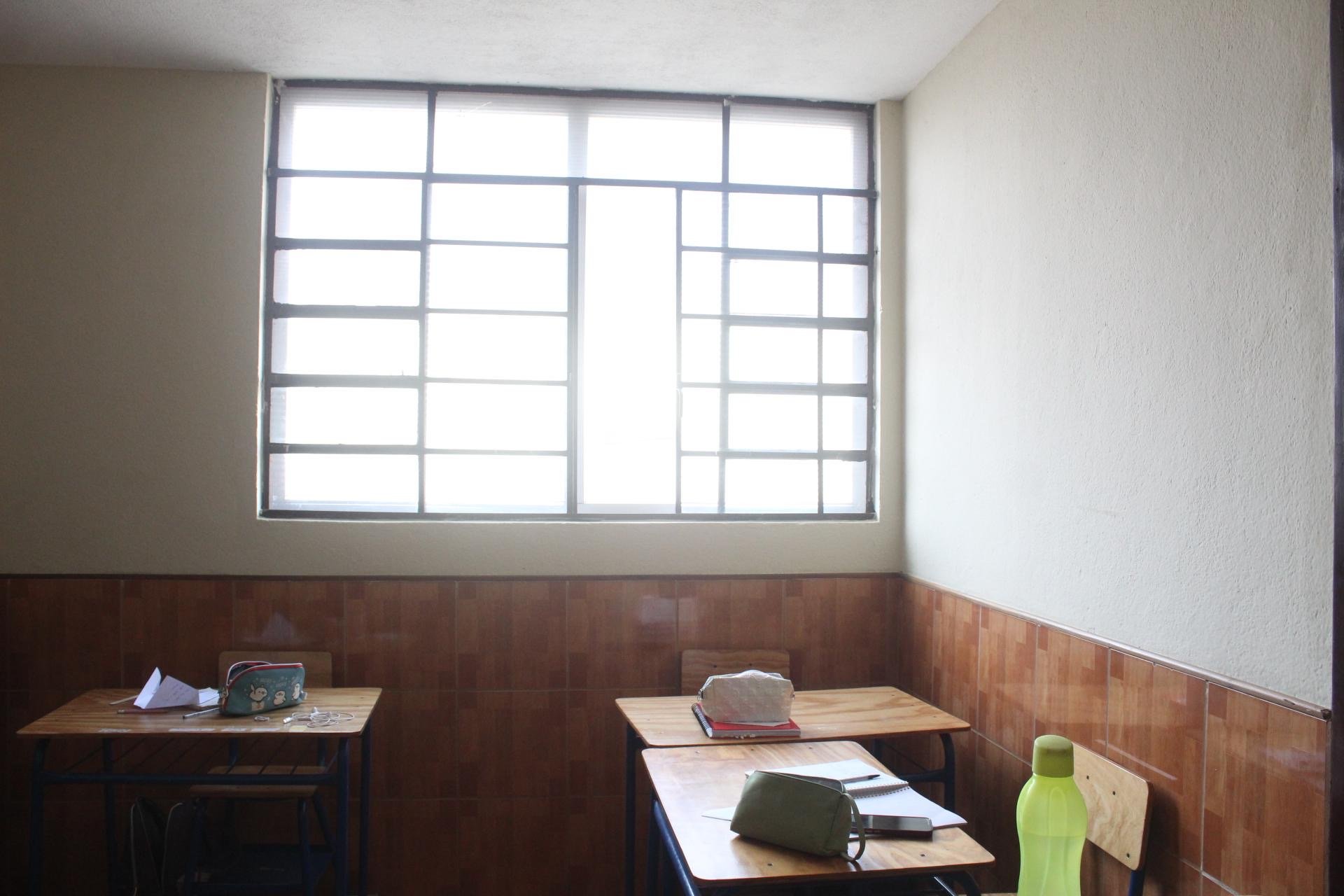  Aula de sexto bachillerato, sin ventilación con iluminación natural. Foto de Simón Antonio Ramón 