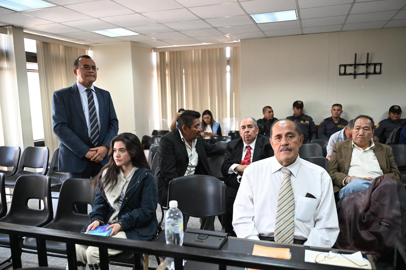  Acusados por el caso denominado “Toma de la Usac: Botín Político” esperan a que se reanude la audiencia de primera declaración. Torre de Tribunales, ciudad de Guatemala, 22 noviembre de 2023. Foto de Prensa Comunitaria 
