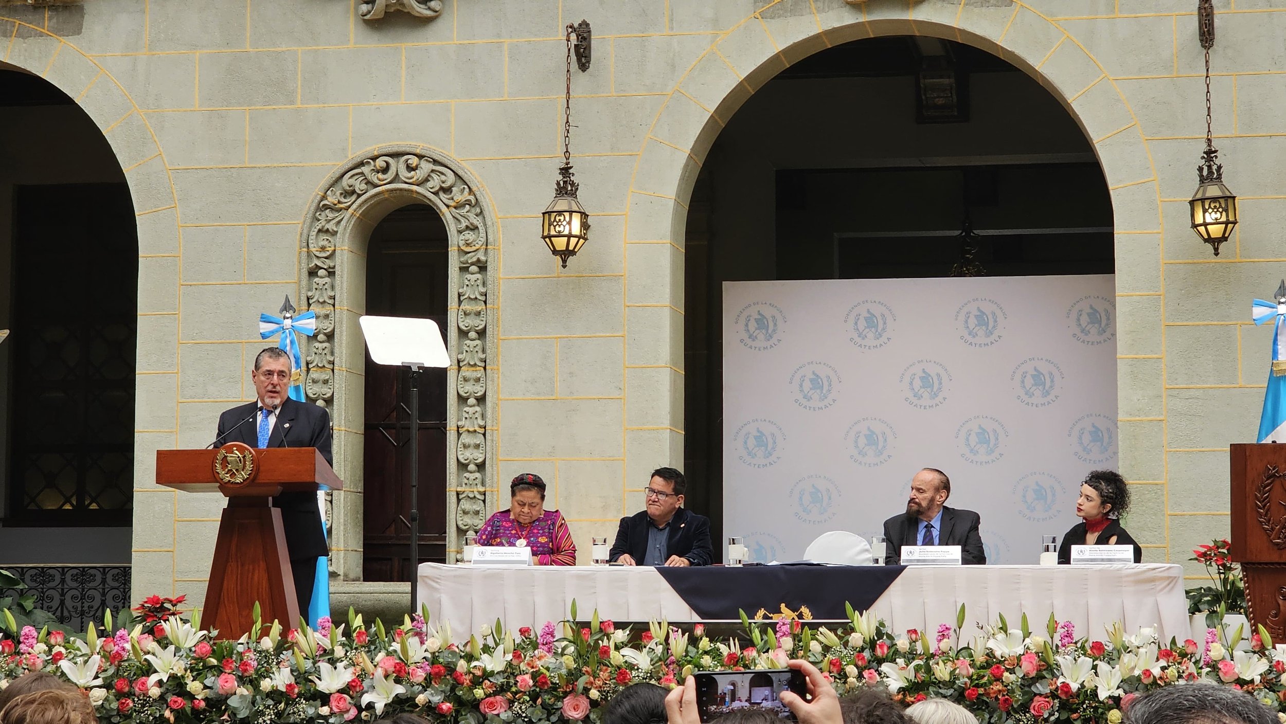  La familia de Alaíde Foppa y el presidente Bernardo Arévalo en el acto de disculpas públicas en el Palacio Nacional. Foto de Regina Pérez 