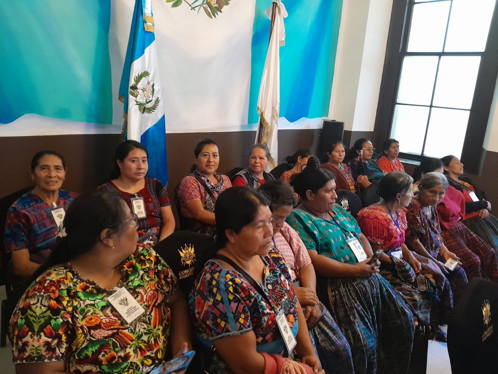  Las abuelas comadronas de Nim Alaxik en el Congreso de la República. Foto Cortesía 