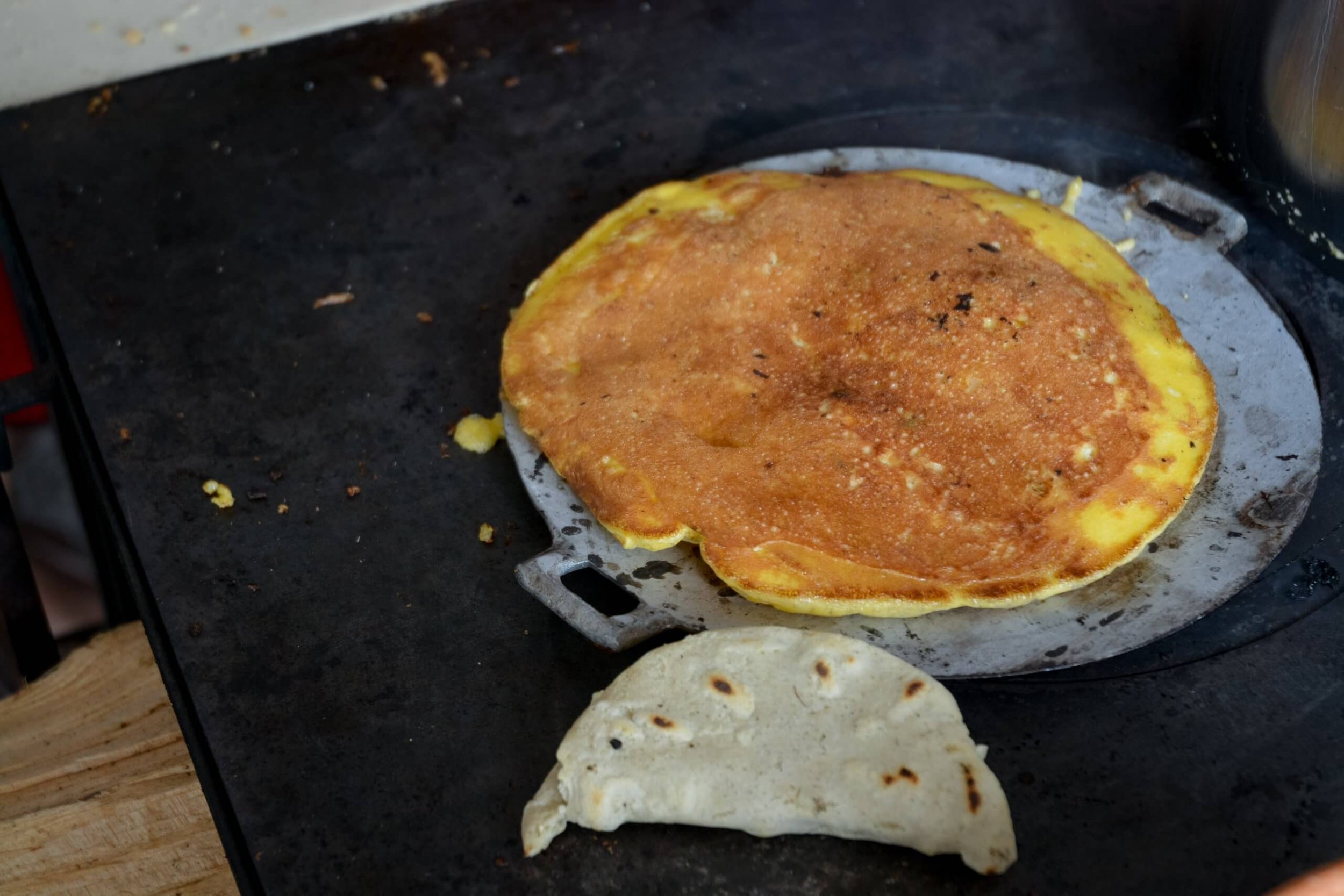  Una torta de huevo en comal con tortilla rellena de queso con jalapeño. Foto: Karen Lara. 