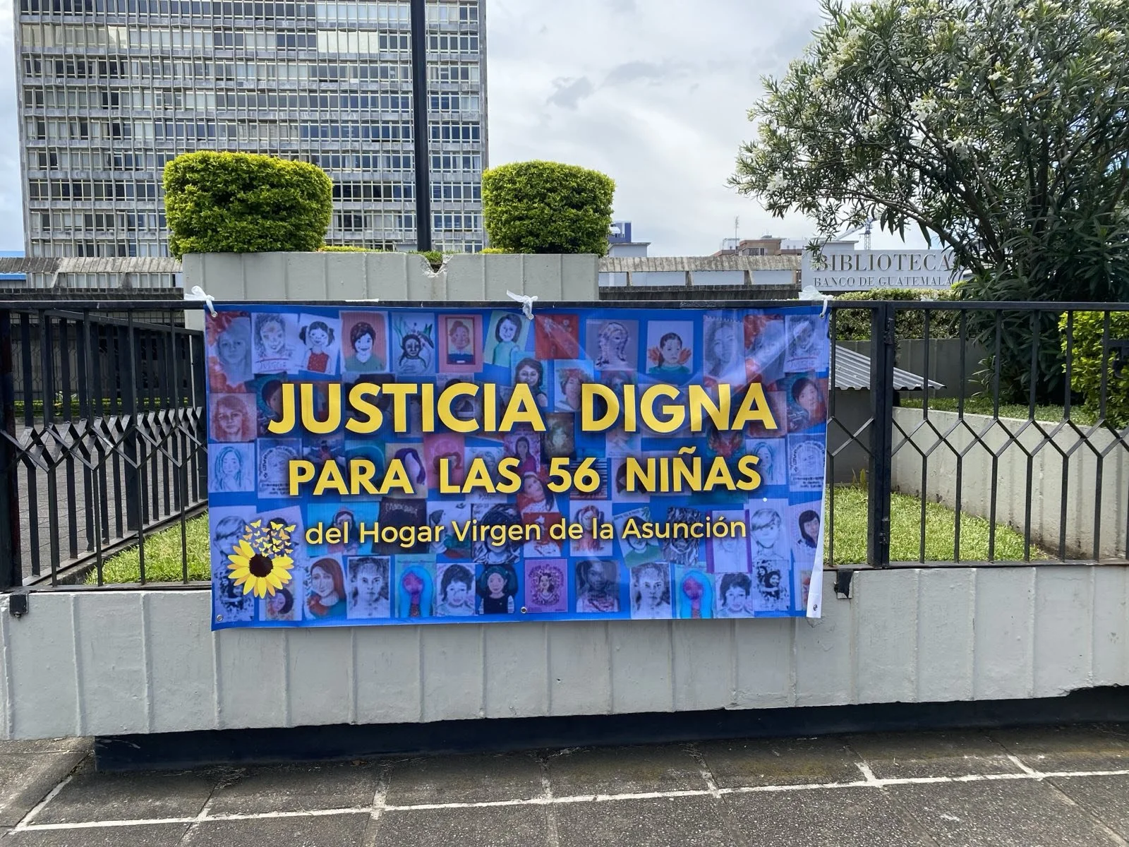  Mantas fueron colocadas en la entrada a la Plaza de los Derechos Humanos. Foto: Ana Alfaro 