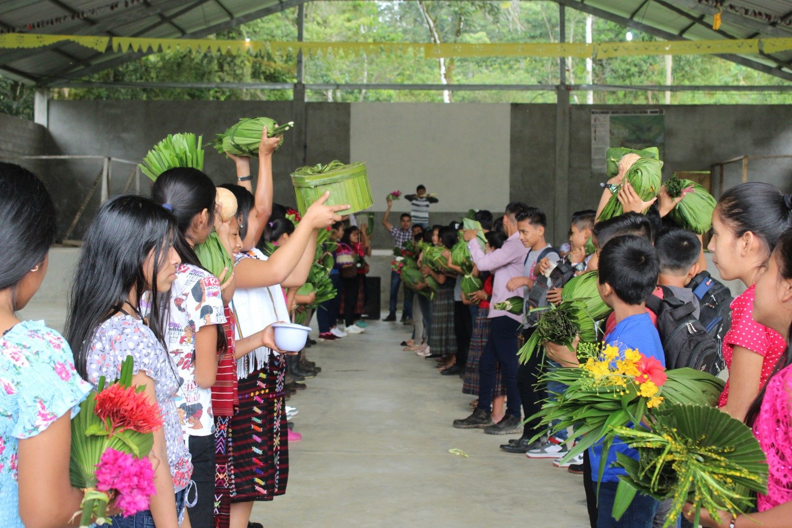  Estudiantes muestran los regalos naturales que intercambiarán en el Día de San Valentín. Foto de Joel Pérez 
