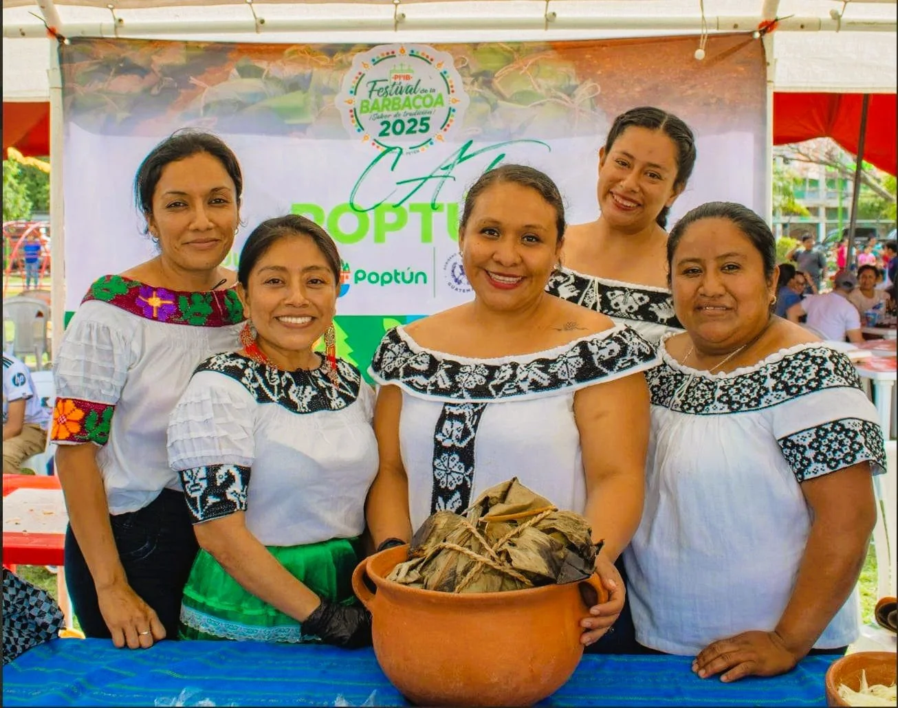  Mujeres maya Mopán en un festival de la Barbacoa en Poptún. Foto de la Municipalidad 