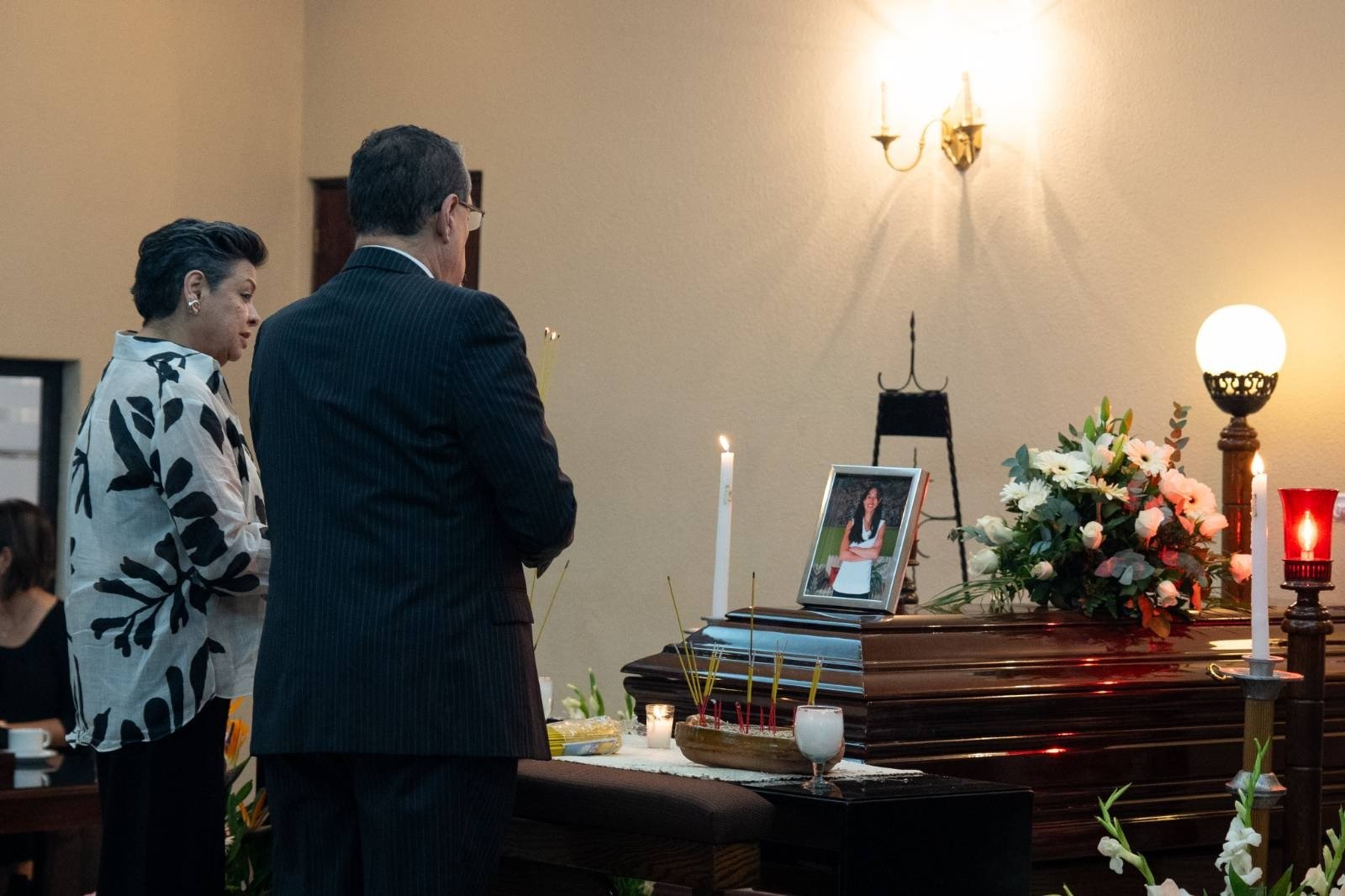  Presidente electo Bernardo Arévalo, junto a su esposa Lucrecia Peinado, previo al homenaje póstumo de Lucrecia Hernández Mack. Fotografía: Emmanuel Andrés / Prensa Comunitaria. 