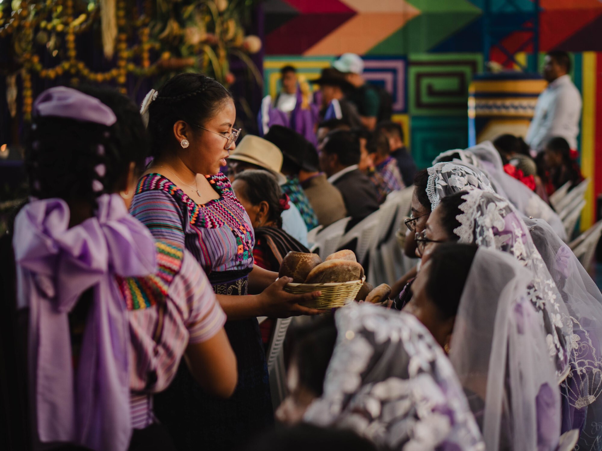  Parte de la tradición es repartir pan con miel y el tradicional atol matz’ a las personas presentes en esta procesión. Foto de Alex PV 