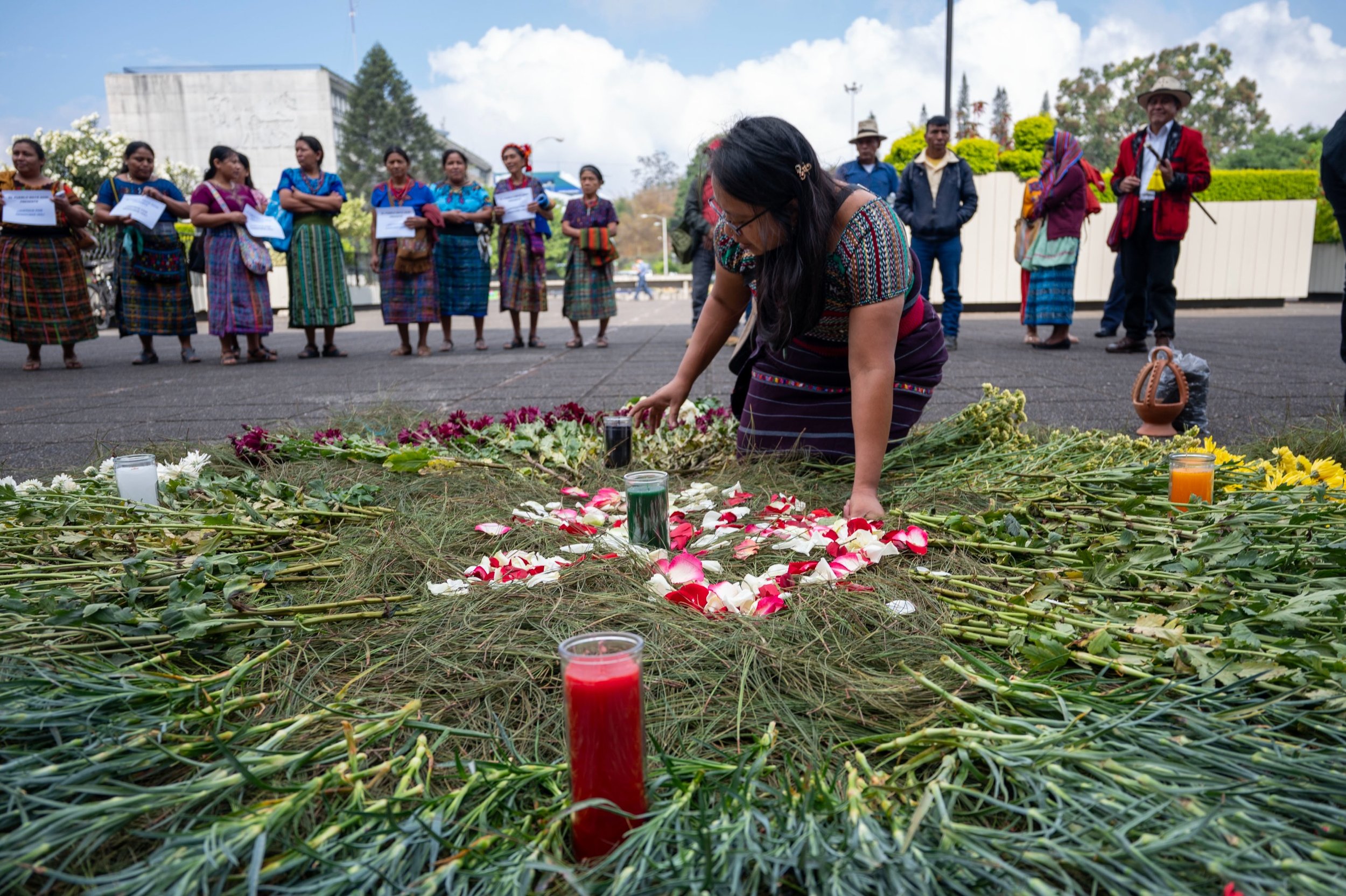  Invocación afuera de la Torre de Tribunales para acompañar a las sobrevivientes de violencia sexual. Foto de Prensa Comunitaria 