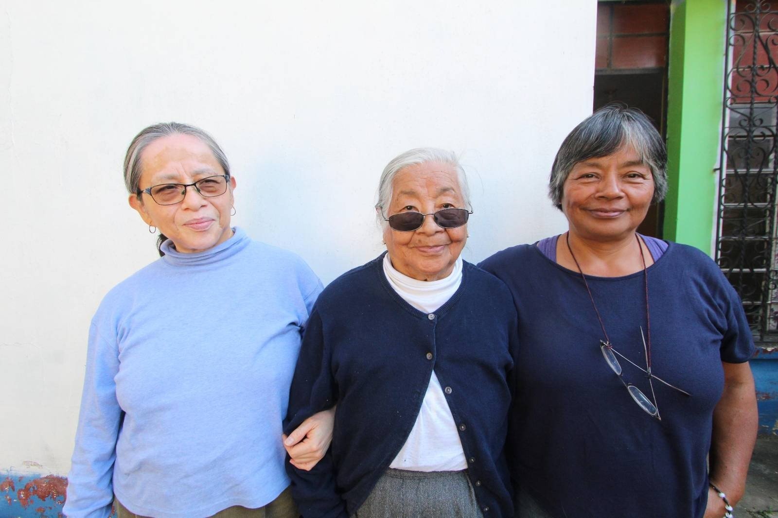  Marta con su madre Valentina y su hermana Mirtala. Las tres mujeres han encabezado una lucha por encontrar a Luz Leticia. Foto Juan Rosales 