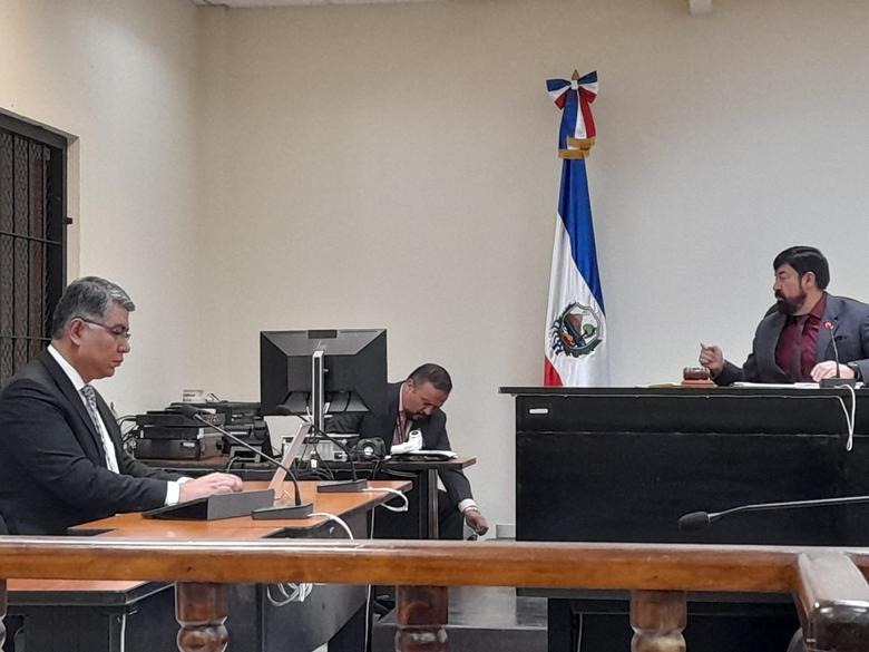 El juez Moisés de León da indicaciones para iniciar la grabación de la audiencia y así establecer los motivos de la reprogramación. Foto: Mirna Alvarado 
