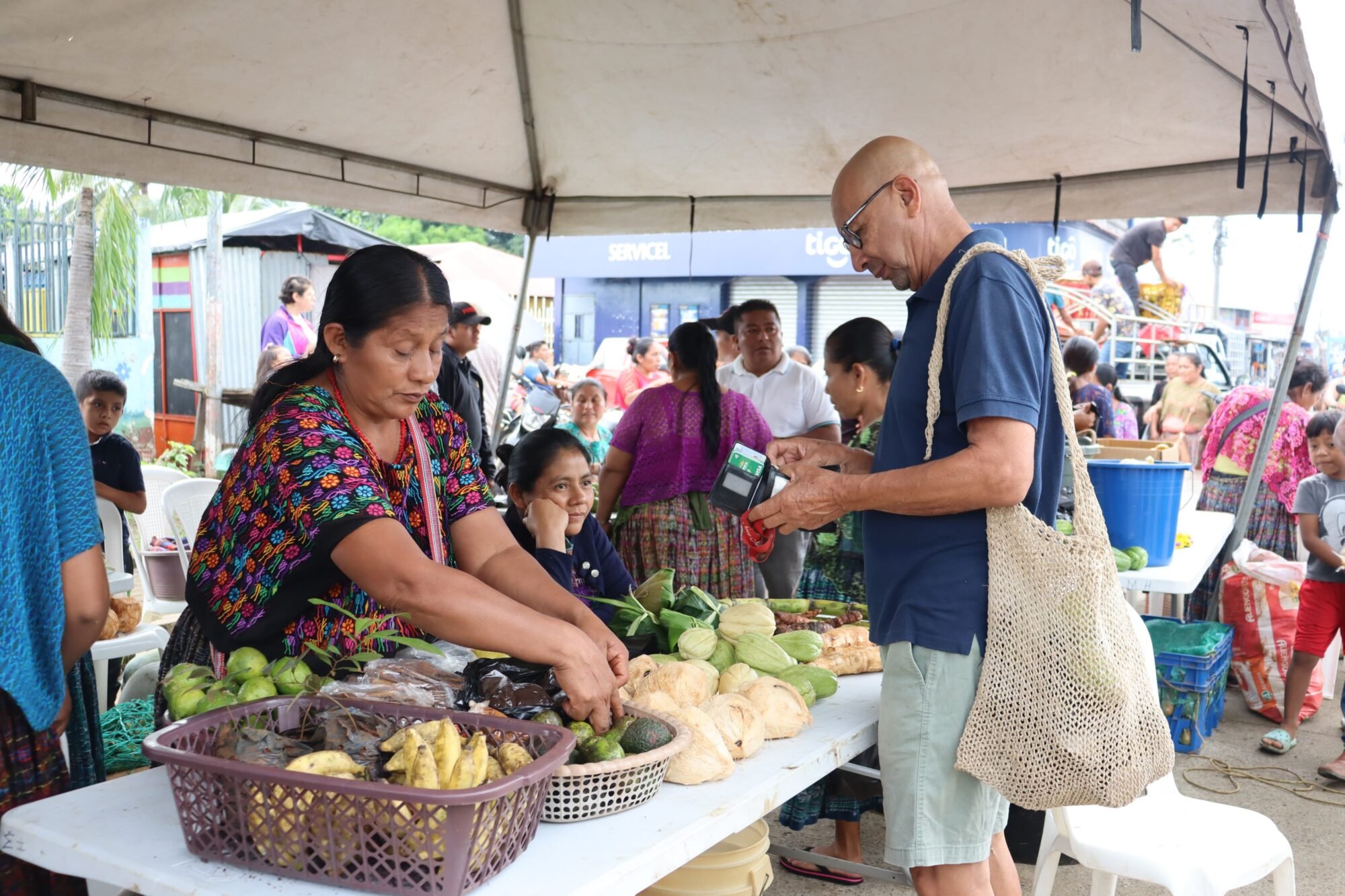 Un comprador en uno de los puestos del mercado comunitario. Foto de Juan Bautista Xol 