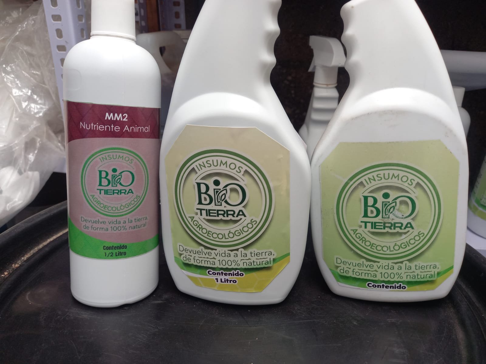  Bioinsumos en tres presentaciones. Foto de Hugo Bulux 
