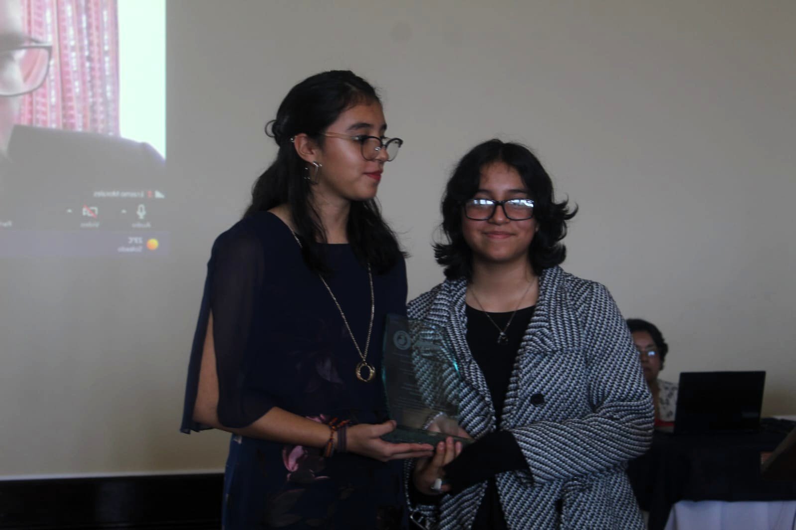  El reconocimiento fue recibido por sus hijas. Foto: Simón Antonio Ramón. 