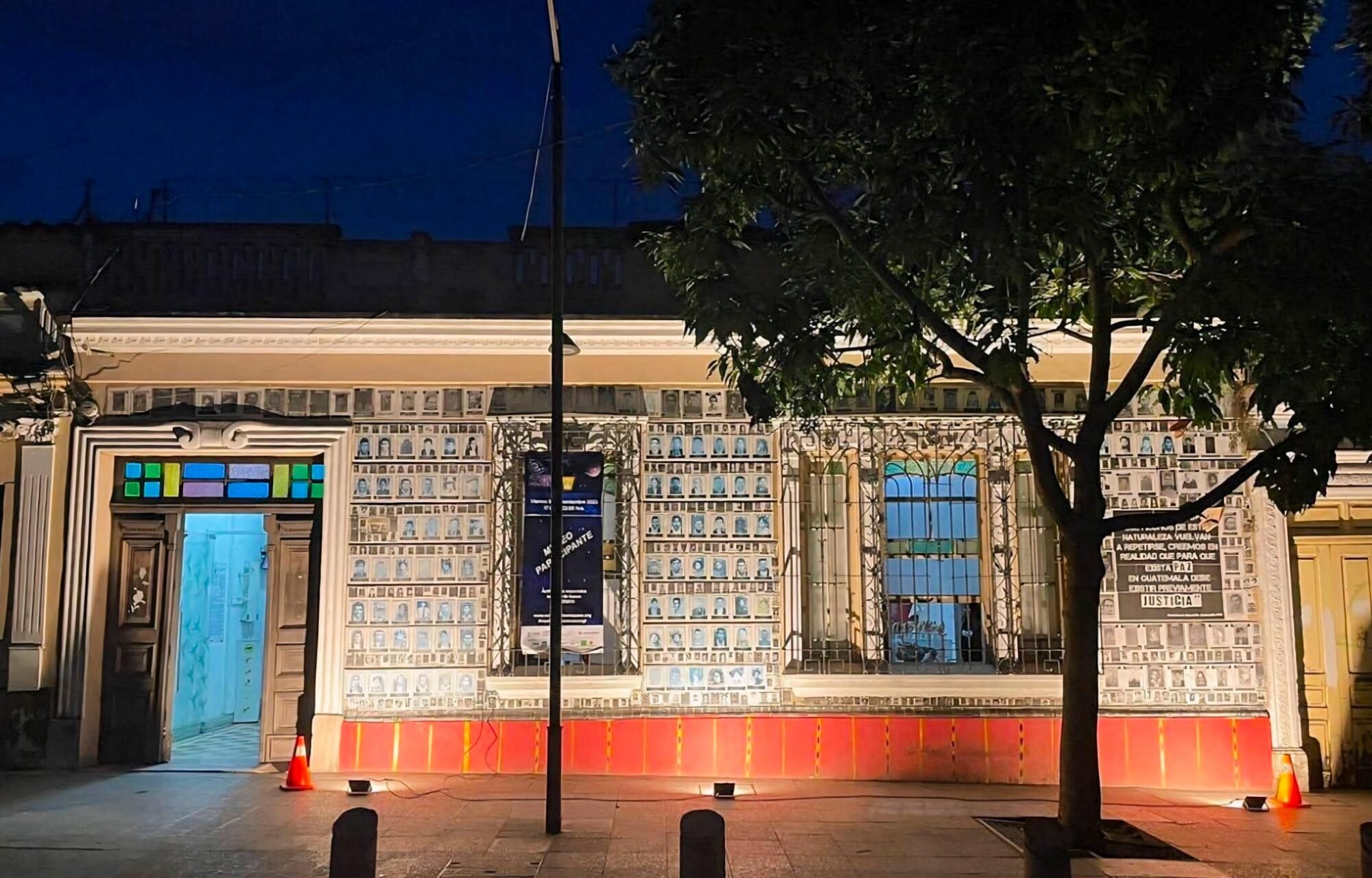  La fachada de Casa de la Memoria está cubierta con empapelados que muestran fotografías de personas desaparecidas durante el conflicto armado interno en Guatemala. Foto de Derik Mazariegos 