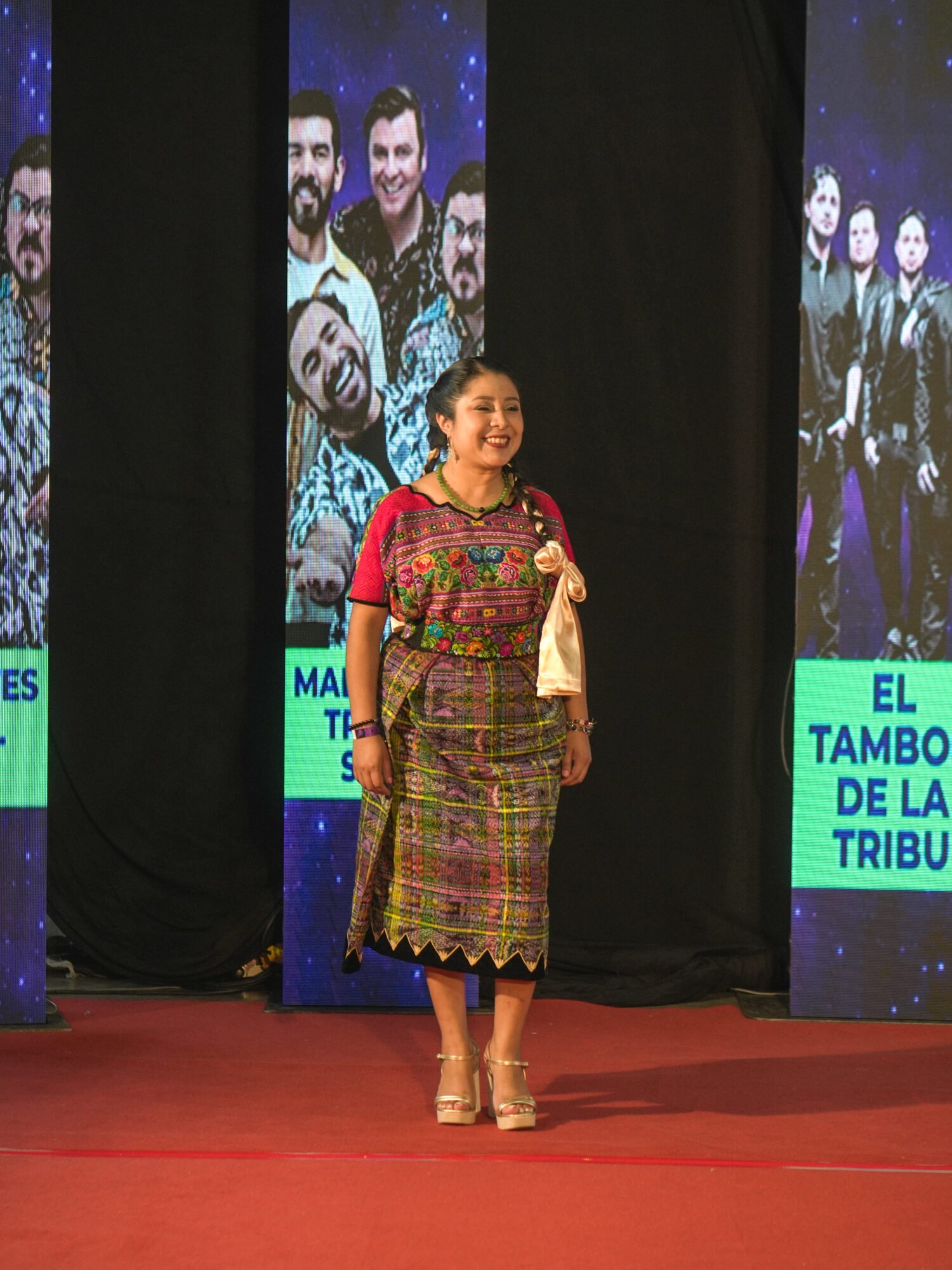  La cantautora recibió el premio con su indumentaria maya Kaqchikel. Foto de Alex PV 