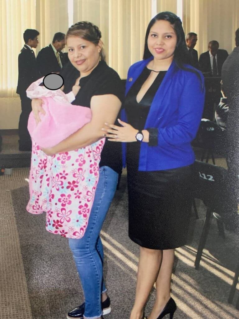  Ada, Luz María y la hija de Luz María en su acto de colegiación. Foto: Cortesía. 