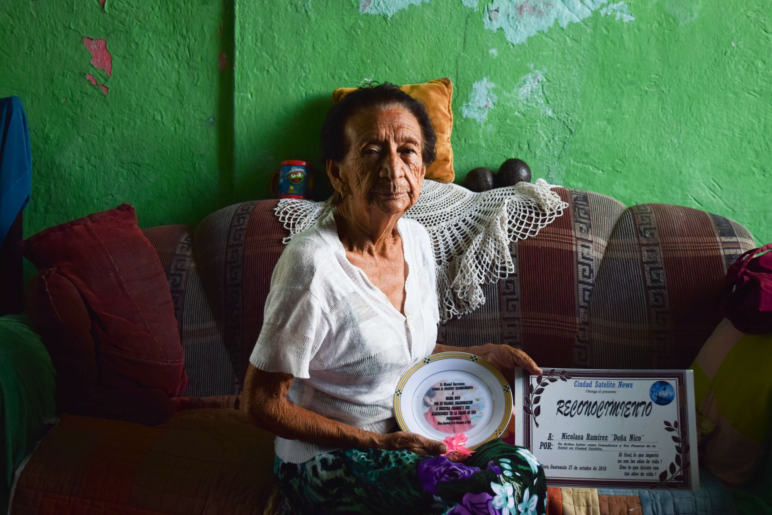  Mamá Nico mostrando sus reconcimiento y diplomas por su labor como comadrona. Foto: Angie Ross 