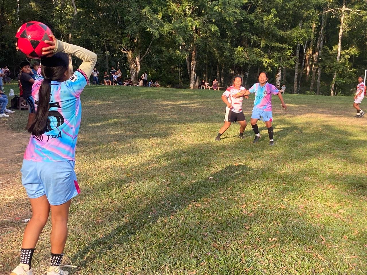  Las mujeres deportistas destacan en el 55 aniversario de Santa María Tzejá. Foto de Rolanda García 