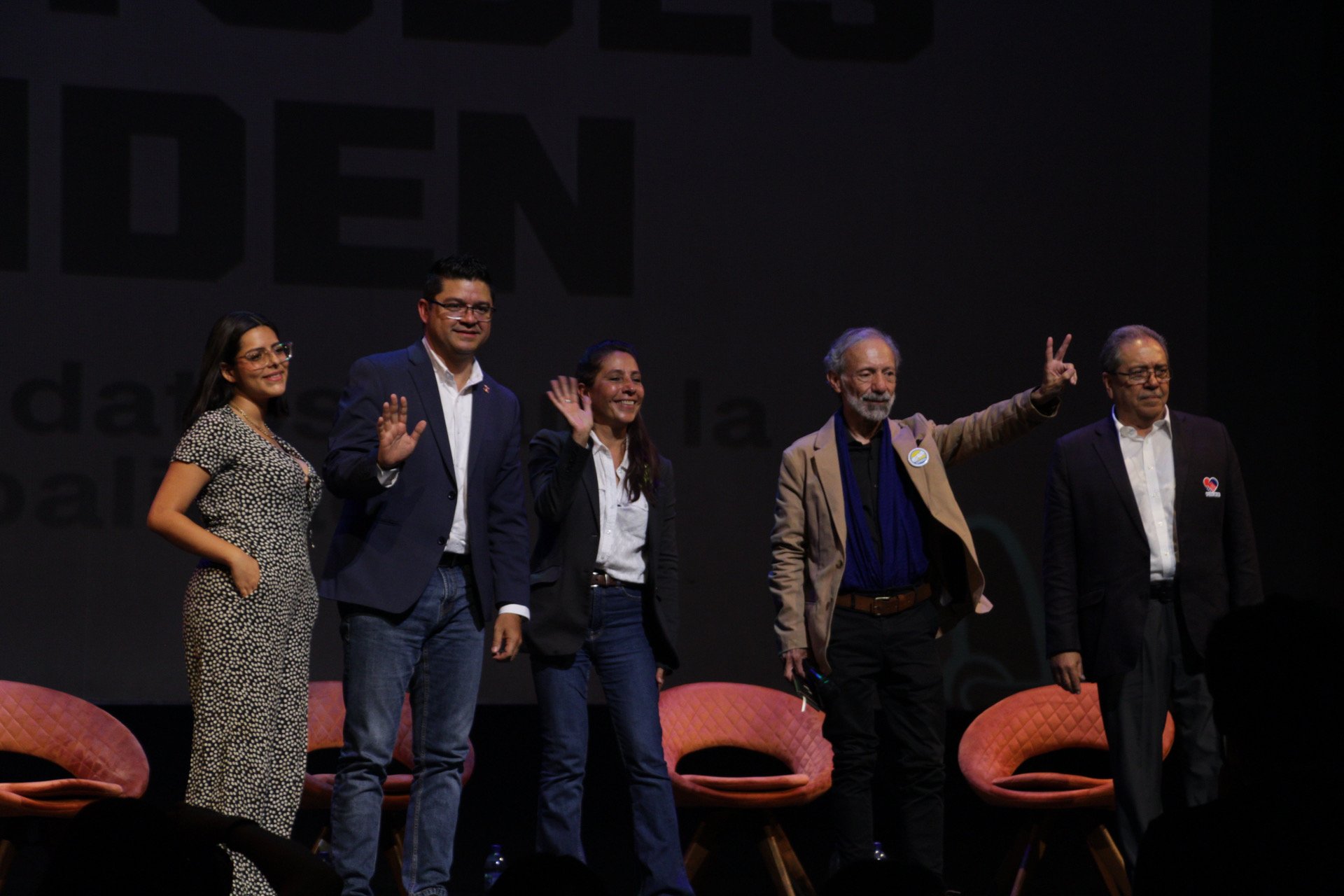  Los candidatos saludan al público al terminar el foro. / Fotografía: Kristhal Figueroa 