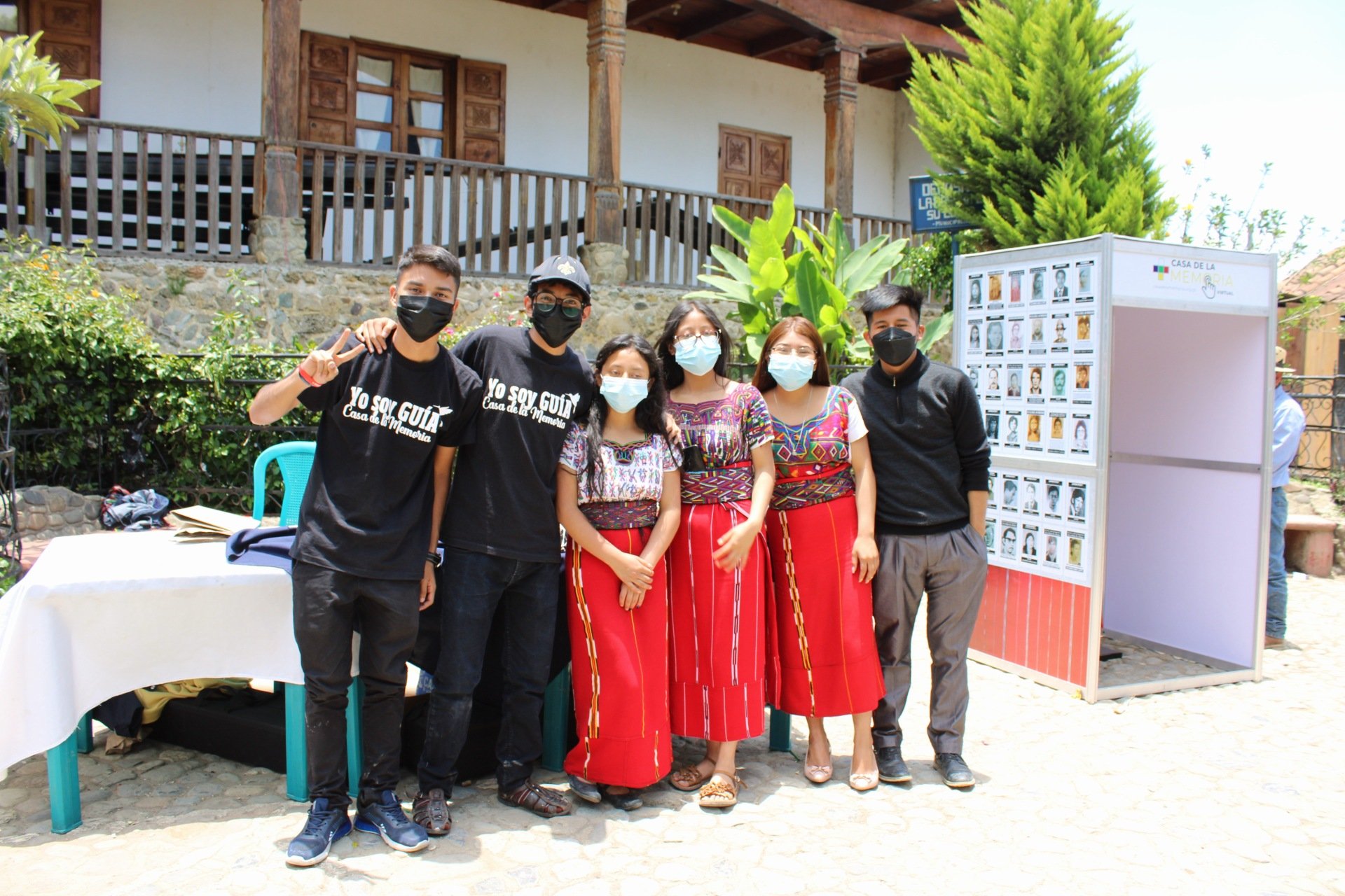  Juventudes voluntarias del departamento de Guatemala y juventudes maya Ixil del departamento de Quiché, posando después de una larga jornada de soporte en los recorridos virtuales del museo, durante la conmemoración del aniversario de la sentencia por genocidio, en una actividad realizada en Chajul, 2022. Fotografía de Archivo de Casa de la Memoria 