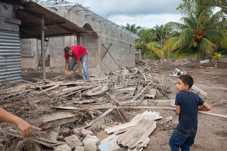Foto: Los habitantes de Honduras (en la imagen la localidad de Guapinol) se enfrentan a continuas catástrofes ambientales, los huracanes no solo arrasan los cultivos si no también sus casas. (Edu León)
