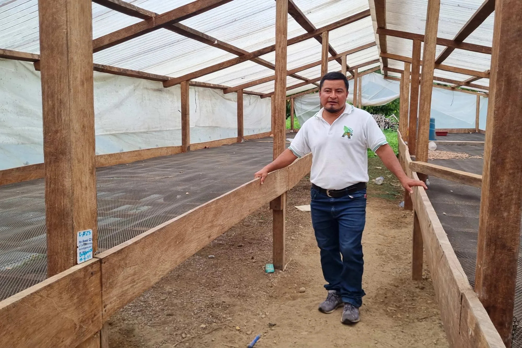  Miguel Coc Toma, técnico forestal, explica el ciclo de producción de cacao. Foto Joel Pérez 
