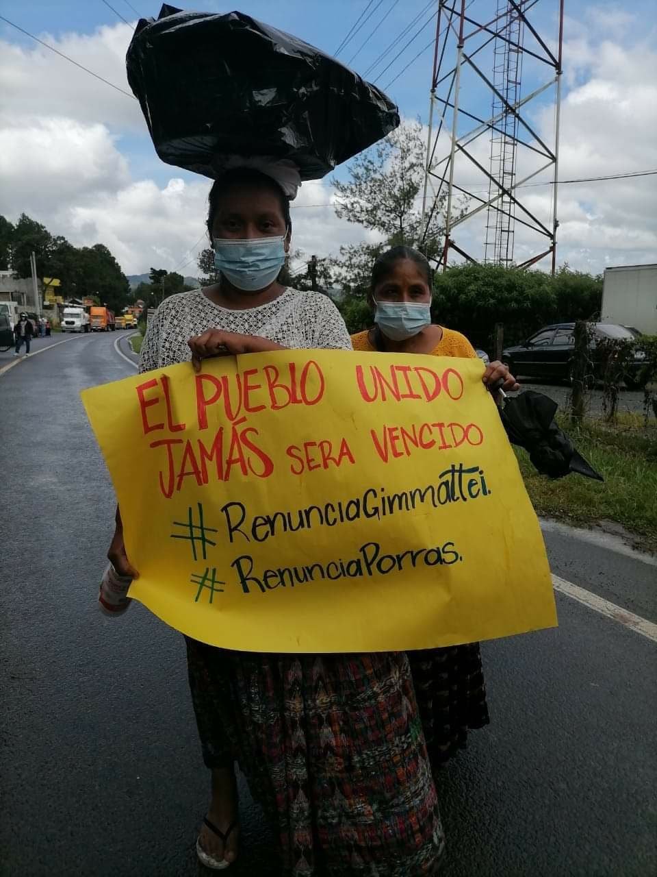  Mujeres de Alta Verapaz exigen la renuncia de Consuelo Porras y Alejandro Giammattei. Foto: Elias Oxom. 