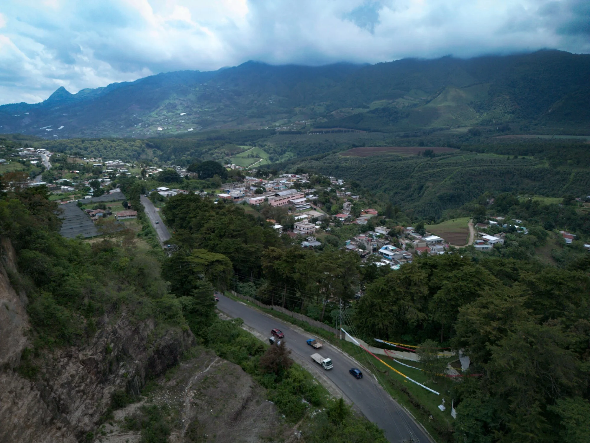  Vista aérea del lugar donde asesinaron al padre Hermógenes y parte de la aldea San Luis Puerta Negra. Al fondo se ven las montañas de Palencia y San José Pinula, donde la empresa Tepavin, S.A. y Aguas, S.A. pretendían implementar el proyecto de agua. Foto de Wellinton Osorio 