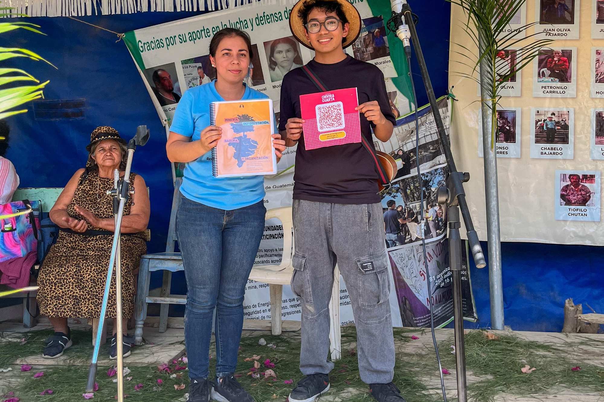  Jóvenes del colectivo Chiviricuarta entregan estudio sobre percepciones comunitaria sobre minería, deforestación, basura y organización. Foto colectivo 