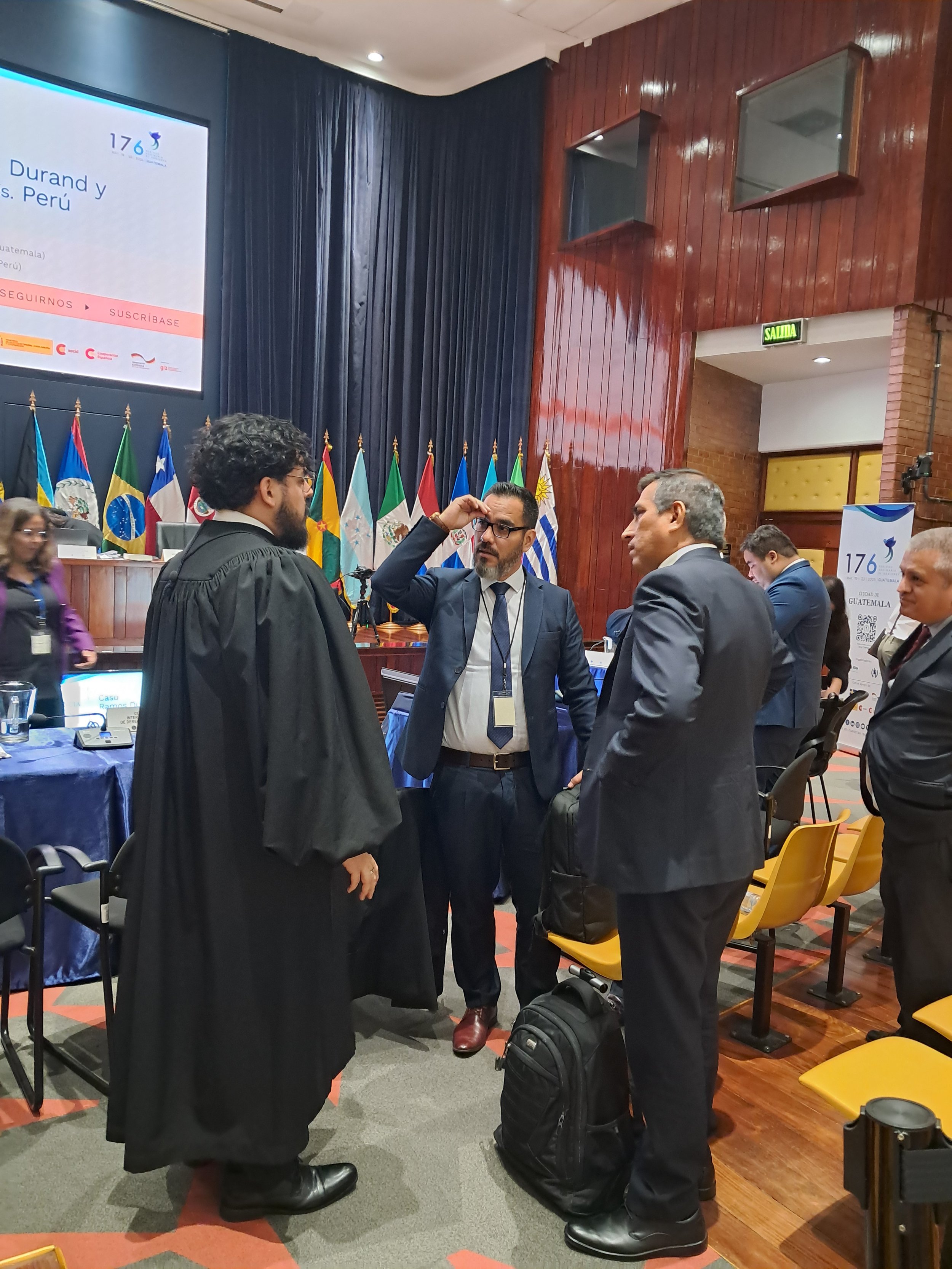  Los abogados representantes del Estado peruano al finalizar la audiencia.  Foto: Violeta Cetino 