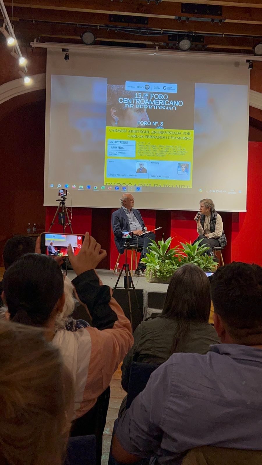  El periodista nicaragüense Carlos Fernando Chamorro junto a la periodista mexicana Carmen Aristegui. Fotografía: Eslly Melgarejo. 